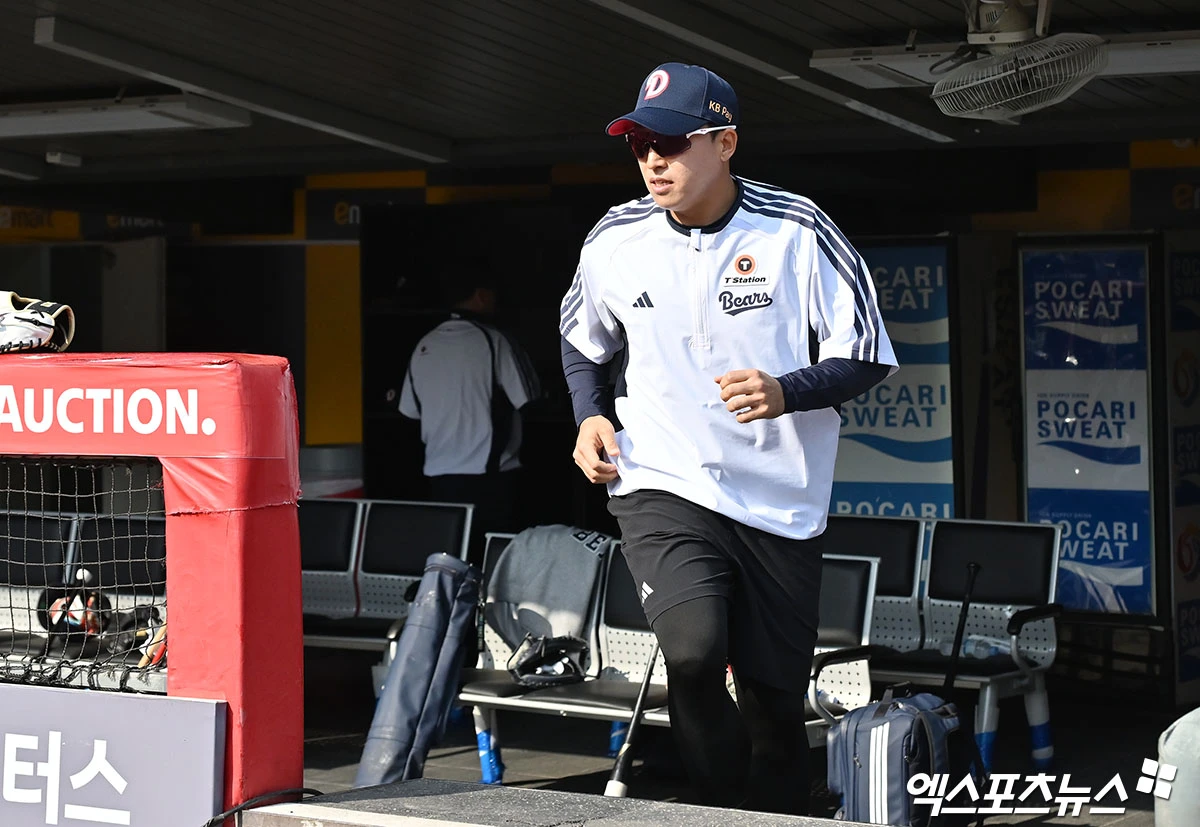 두산 베어스가 트레이드로 데려온 베테랑 외야수 손아섭을 곧바로 1군 등록 뒤 지명타자 선발로 기용한다. 두산은 14일 한화 이글스와 외야수 손아섭을 받고 현금 1억 5000만원과 투수 이교훈을 내주는 트레이드를 단행했다. 두산이 손아섭 트레이드를 먼저 타진했고, 시즌 초반 극심한 불펜진 불안을 겪은 한화가 반대급부로 투수를 요구했다. 두산은 1군이 아닌 퓨처스리그에서 계속 뛰고 있었던 좌완 이교훈을 한화에 넘겨주기로 결단했다. 또 현금 1억 5000만원을 더 지급하면서 손아섭 빅딜이 완성됐다. 손아섭은 트레이드 당일 열리는 인천 SSG전에 손아섭을 2번 지명타자 선발로 넣었다. 인천, 김한준 기자