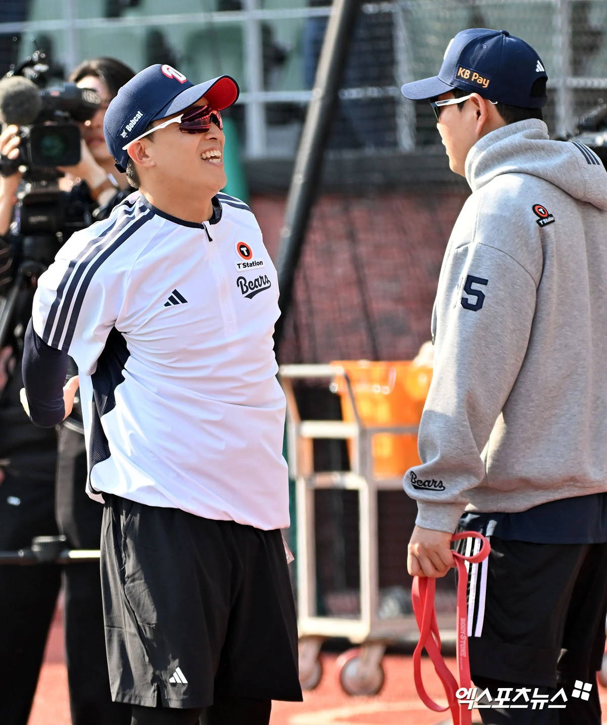 두산 베어스가 트레이드로 데려온 베테랑 외야수 손아섭을 곧바로 1군 등록 뒤 지명타자 선발로 기용한다. 두산은 14일 한화 이글스와 외야수 손아섭을 받고 현금 1억 5000만원과 투수 이교훈을 내주는 트레이드를 단행했다. 두산이 손아섭 트레이드를 먼저 타진했고, 시즌 초반 극심한 불펜진 불안을 겪은 한화가 반대급부로 투수를 요구했다. 두산은 1군이 아닌 퓨처스리그에서 계속 뛰고 있었던 좌완 이교훈을 한화에 넘겨주기로 결단했다. 또 현금 1억 5000만원을 더 지급하면서 손아섭 빅딜이 완성됐다. 손아섭은 트레이드 당일 열리는 인천 SSG전에 손아섭을 2번 지명타자 선발로 넣었다. 인천, 김한준 기자