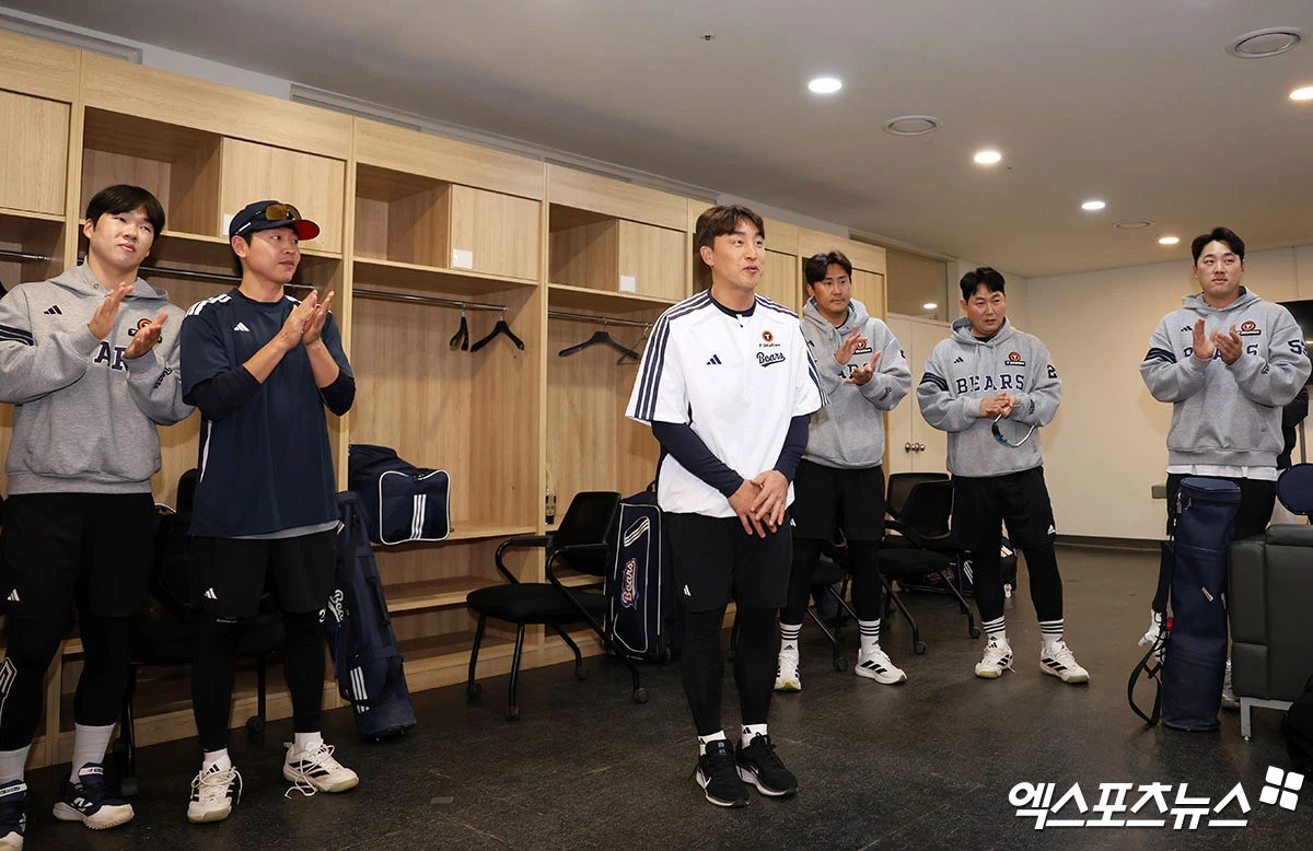 두산 베어스가 트레이드로 데려온 베테랑 외야수 손아섭을 곧바로 1군 등록 뒤 지명타자 선발로 기용한다. 두산은 14일 한화 이글스와 외야수 손아섭을 받고 현금 1억 5000만원과 투수 이교훈을 내주는 트레이드를 단행했다. 두산이 손아섭 트레이드를 먼저 타진했고, 시즌 초반 극심한 불펜진 불안을 겪은 한화가 반대급부로 투수를 요구했다. 두산은 1군이 아닌 퓨처스리그에서 계속 뛰고 있었던 좌완 이교훈을 한화에 넘겨주기로 결단했다. 또 현금 1억 5000만원을 더 지급하면서 손아섭 빅딜이 완성됐다. 손아섭은 트레이드 당일 열리는 인천 SSG전에 손아섭을 2번 지명타자 선발로 넣었다. 인천, 김한준 기자