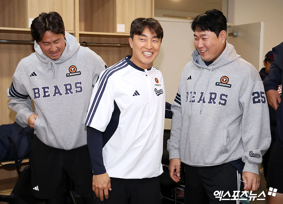 두산 베어스가 트레이드로 데려온 베테랑 외야수 손아섭을 곧바로 1군 등록 뒤 지명타자 선발로 기용한다. 두산은 14일 한화 이글스와 외야수 손아섭을 받고 현금 1억 5000만원과 투수 이교훈을 내주는 트레이드를 단행했다. 두산이 손아섭 트레이드를 먼저 타진했고, 시즌 초반 극심한 불펜진 불안을 겪은 한화가 반대급부로 투수를 요구했다. 두산은 1군이 아닌 퓨처스리그에서 계속 뛰고 있었던 좌완 이교훈을 한화에 넘겨주기로 결단했다. 또 현금 1억 5000만원을 더 지급하면서 손아섭 빅딜이 완성됐다. 손아섭은 트레이드 당일 열리는 인천 SSG전에 손아섭을 2번 지명타자 선발로 넣었다. 인천, 김한준 기자