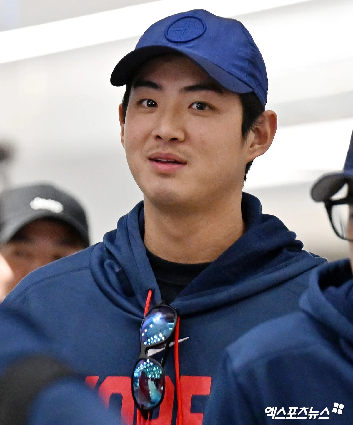 삼성 라이온즈에 또 부상 악재가 터졌다. 캡틴 구자욱이 1군 엔트리에서 말소 됐다. 삼성은 14일 대전 한화생명 볼파크에서 열리는 2026 신한 SOL KBO리그 한화 이글스와의 올해 첫 맞대결에 앞서 구자욱을 1군 엔트리에서 말소했다. 외야수 홍현빈이 2군에서 콜업, 구자욱 빈자리를 채웠다. 박진만 감독은 '구자욱이 정밀 검진에서 좌측 가슴뼈 미세골절 진단을 받았다. 마음이 너무 아프다. 가슴뼈 쪽 부상은 병원에서도 처음 보는 거라고 하더라. 현재는 선수가 통증을 느끼고 있어서 당분간 휴식이 필요한 상황'이라고 말했다. 박 감독은 구자욱의 복귀 시기도 가늠할 수 없다며 더욱 답답해 했다. 엑스포츠뉴스DB