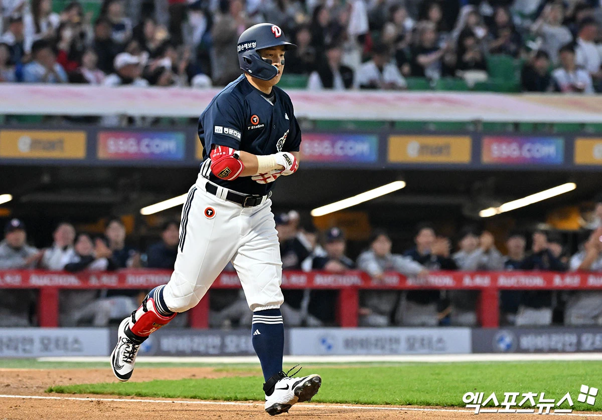 두산 베어스로 트레이드 이적한 외야수 손아섭이 합류 첫날 선발 출전해 멀티 출루에 이어 시즌 마수걸이 포까지 쏘아 올렸다. 손아섭은 14일 인천 문학SSG랜더스필드에서 열린 2026 신한 SOL뱅크 KBO리그 SSG 랜더스전에 2번 지명타자로 선발 출전했다. 손아섭은 1회초 무사 1루 상황에서 상대 선발 투수 타케다와 맞붙어 볼 4개를 골라 첫 출루했다. 3회초 두 번째 타석에서도 타케다에게 볼넷을 얻어 멀티 출루 경기에 성공했다. 이어 상대 폭투로 2루 진루에 성공한 손아섭은 박준순의 중전 적시타 때 역전 득점까지 기록했다. 4회초 1사 2루 기회에선 박시후의 초구 131km/h 슬라이더를 통타해 비거리 125m짜리 우중월 2점 홈런을 날려 8-2로 점수 차를 벌렸다. 엑스포츠뉴스DB