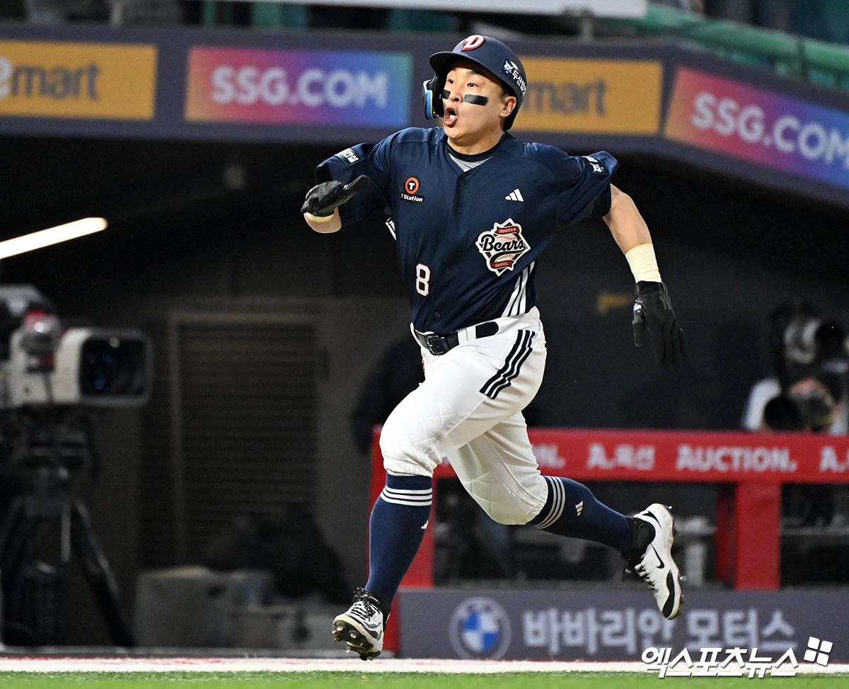 두산 베어스로 트레이드 이적한 외야수 손아섭이 합류 첫날 선발 출전해 멀티 출루에 이어 시즌 마수걸이 포까지 쏘아 올렸다. 손아섭은 14일 인천 문학SSG랜더스필드에서 열린 2026 신한 SOL뱅크 KBO리그 SSG 랜더스전에 2번 지명타자로 선발 출전했다. 손아섭은 1회초 무사 1루 상황에서 상대 선발 투수 타케다와 맞붙어 볼 4개를 골라 첫 출루했다. 3회초 두 번째 타석에서도 타케다에게 볼넷을 얻어 멀티 출루 경기에 성공했다. 이어 상대 폭투로 2루 진루에 성공한 손아섭은 박준순의 중전 적시타 때 역전 득점까지 기록했다. 4회초 1사 2루 기회에선 박시후의 초구 131km/h 슬라이더를 통타해 비거리 125m짜리 우중월 2점 홈런을 날려 8-2로 점수 차를 벌렸다. 엑스포츠뉴스DB