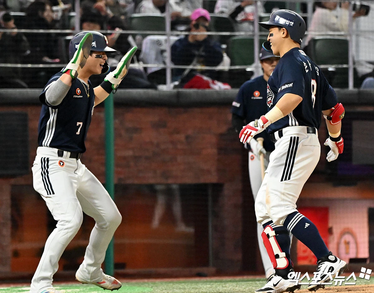 두산 베어스로 트레이드 이적한 외야수 손아섭이 합류 첫날 선발 출전해 멀티 출루에 이어 시즌 마수걸이 포까지 쏘아 올렸다. 손아섭은 14일 인천 문학SSG랜더스필드에서 열린 2026 신한 SOL뱅크 KBO리그 SSG 랜더스전에 2번 지명타자로 선발 출전했다. 손아섭은 1회초 무사 1루 상황에서 상대 선발 투수 타케다와 맞붙어 볼 4개를 골라 첫 출루했다. 3회초 두 번째 타석에서도 타케다에게 볼넷을 얻어 멀티 출루 경기에 성공했다. 이어 상대 폭투로 2루 진루에 성공한 손아섭은 박준순의 중전 적시타 때 역전 득점까지 기록했다. 4회초 1사 2루 기회에선 박시후의 초구 131km/h 슬라이더를 통타해 비거리 125m짜리 우중월 2점 홈런을 날려 8-2로 점수 차를 벌렸다. 엑스포츠뉴스DB