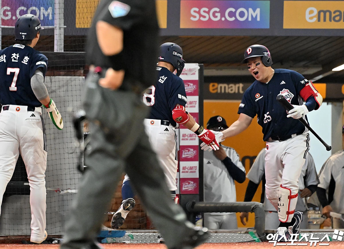 두산 베어스로 트레이드 이적한 외야수 손아섭이 합류 첫날 선발 출전해 멀티 출루에 이어 시즌 마수걸이 포까지 쏘아 올렸다. 손아섭은 14일 인천 문학SSG랜더스필드에서 열린 2026 신한 SOL뱅크 KBO리그 SSG 랜더스전에 2번 지명타자로 선발 출전했다. 손아섭은 1회초 무사 1루 상황에서 상대 선발 투수 타케다와 맞붙어 볼 4개를 골라 첫 출루했다. 3회초 두 번째 타석에서도 타케다에게 볼넷을 얻어 멀티 출루 경기에 성공했다. 이어 상대 폭투로 2루 진루에 성공한 손아섭은 박준순의 중전 적시타 때 역전 득점까지 기록했다. 4회초 1사 2루 기회에선 박시후의 초구 131km/h 슬라이더를 통타해 비거리 125m짜리 우중월 2점 홈런을 날려 8-2로 점수 차를 벌렸다. 엑스포츠뉴스DB