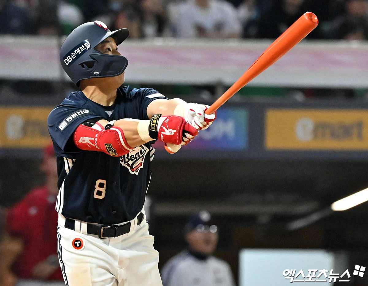 두산 베어스로 트레이드 이적한 외야수 손아섭이 합류 첫날 선발 출전해 멀티 출루에 이어 시즌 마수걸이 포까지 쏘아 올렸다. 손아섭은 14일 인천 문학SSG랜더스필드에서 열린 2026 신한 SOL뱅크 KBO리그 SSG 랜더스전에 2번 지명타자로 선발 출전했다. 손아섭은 1회초 무사 1루 상황에서 상대 선발 투수 타케다와 맞붙어 볼 4개를 골라 첫 출루했다. 3회초 두 번째 타석에서도 타케다에게 볼넷을 얻어 멀티 출루 경기에 성공했다. 이어 상대 폭투로 2루 진루에 성공한 손아섭은 박준순의 중전 적시타 때 역전 득점까지 기록했다. 4회초 1사 2루 기회에선 박시후의 초구 131km/h 슬라이더를 통타해 비거리 125m짜리 우중월 2점 홈런을 날려 8-2로 점수 차를 벌렸다. 인천, 김한준 기자