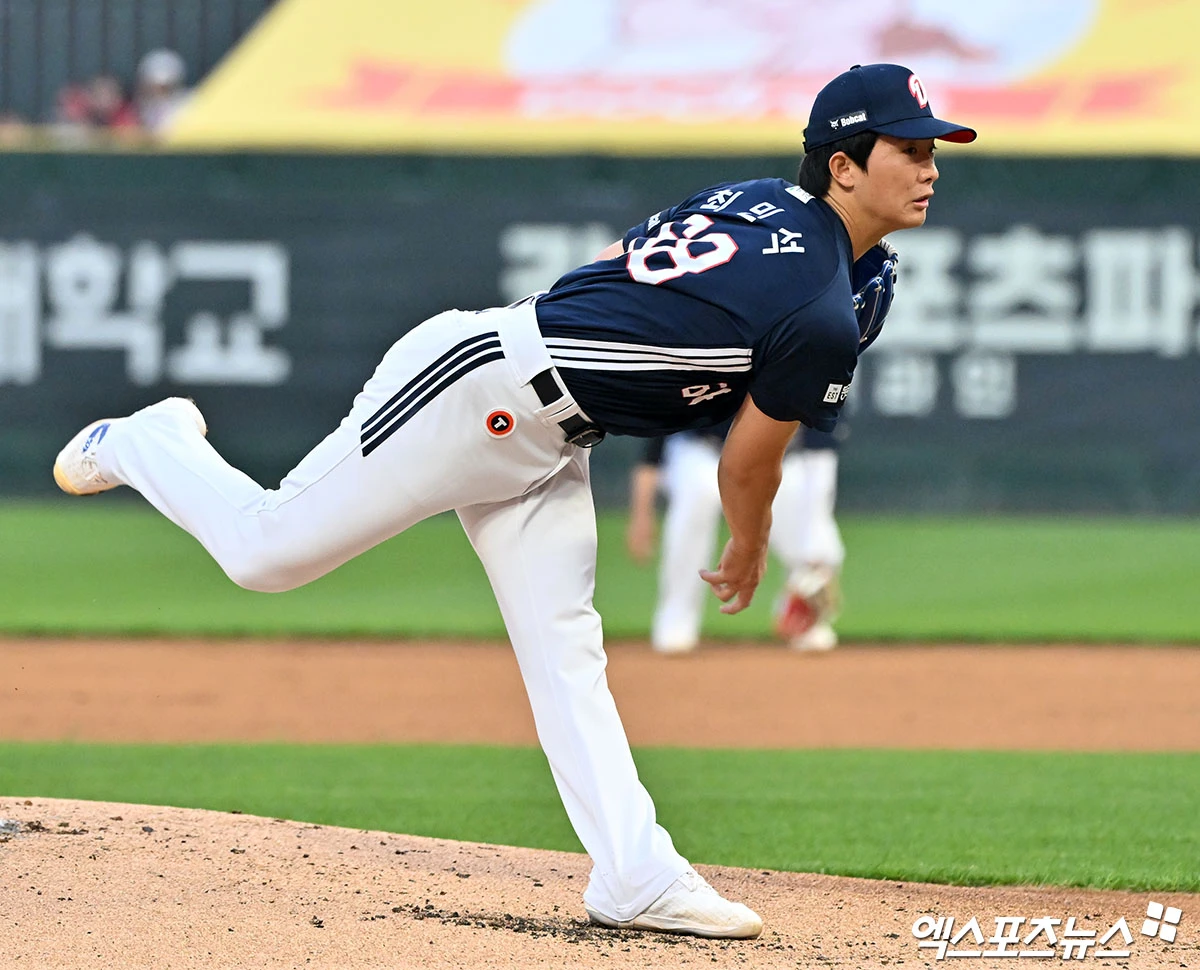 두산 베어스로 트레이드 이적한 외야수 손아섭이 합류 첫날 선발 출전해 멀티 출루에 이어 시즌 마수걸이 포까지 쏘아 올렸다. 손아섭은 14일 인천 문학SSG랜더스필드에서 열린 2026 신한 SOL뱅크 KBO리그 SSG 랜더스전에 2번 지명타자로 선발 출전했다. 손아섭은 1회초 무사 1루 상황에서 상대 선발 투수 타케다와 맞붙어 볼 4개를 골라 첫 출루했다. 3회초 두 번째 타석에서도 타케다에게 볼넷을 얻어 멀티 출루 경기에 성공했다. 이어 상대 폭투로 2루 진루에 성공한 손아섭은 박준순의 중전 적시타 때 역전 득점까지 기록했다. 4회초 1사 2루 기회에선 박시후의 초구 131km/h 슬라이더를 통타해 비거리 125m짜리 우중월 2점 홈런을 날려 8-2로 점수 차를 벌렸다. 인천, 김한준 기자