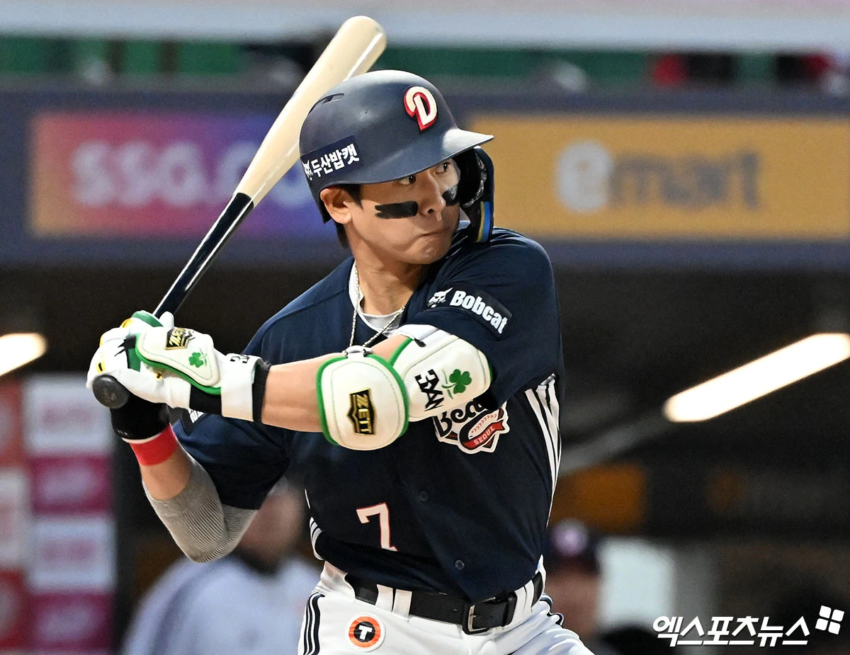 두산 베어스로 트레이드 이적한 외야수 손아섭이 합류 첫날 선발 출전해 멀티 출루에 이어 시즌 마수걸이 포까지 쏘아 올렸다. 손아섭은 14일 인천 문학SSG랜더스필드에서 열린 2026 신한 SOL뱅크 KBO리그 SSG 랜더스전에 2번 지명타자로 선발 출전했다. 손아섭은 1회초 무사 1루 상황에서 상대 선발 투수 타케다와 맞붙어 볼 4개를 골라 첫 출루했다. 3회초 두 번째 타석에서도 타케다에게 볼넷을 얻어 멀티 출루 경기에 성공했다. 이어 상대 폭투로 2루 진루에 성공한 손아섭은 박준순의 중전 적시타 때 역전 득점까지 기록했다. 4회초 1사 2루 기회에선 박시후의 초구 131km/h 슬라이더를 통타해 비거리 125m짜리 우중월 2점 홈런을 날려 8-2로 점수 차를 벌렸다. 인천, 김한준 기자