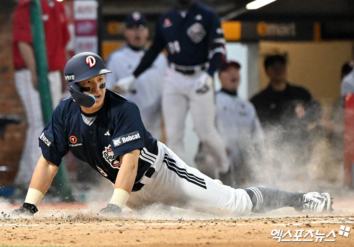 두산 베어스로 트레이드 이적한 외야수 손아섭이 합류 첫날 선발 출전해 멀티 출루에 이어 시즌 마수걸이 포까지 쏘아 올렸다. 손아섭은 14일 인천 문학SSG랜더스필드에서 열린 2026 신한 SOL뱅크 KBO리그 SSG 랜더스전에 2번 지명타자로 선발 출전했다. 손아섭은 1회초 무사 1루 상황에서 상대 선발 투수 타케다와 맞붙어 볼 4개를 골라 첫 출루했다. 3회초 두 번째 타석에서도 타케다에게 볼넷을 얻어 멀티 출루 경기에 성공했다. 이어 상대 폭투로 2루 진루에 성공한 손아섭은 박준순의 중전 적시타 때 역전 득점까지 기록했다. 4회초 1사 2루 기회에선 박시후의 초구 131km/h 슬라이더를 통타해 비거리 125m짜리 우중월 2점 홈런을 날려 8-2로 점수 차를 벌렸다. 인천, 김한준 기자