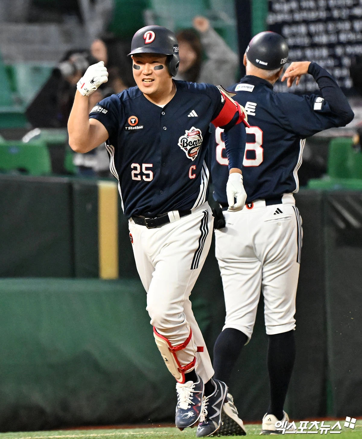 두산 베어스로 트레이드 이적한 외야수 손아섭이 합류 첫날 선발 출전해 멀티 출루에 이어 시즌 마수걸이 포까지 쏘아 올렸다. 손아섭은 14일 인천 문학SSG랜더스필드에서 열린 2026 신한 SOL뱅크 KBO리그 SSG 랜더스전에 2번 지명타자로 선발 출전했다. 손아섭은 1회초 무사 1루 상황에서 상대 선발 투수 타케다와 맞붙어 볼 4개를 골라 첫 출루했다. 3회초 두 번째 타석에서도 타케다에게 볼넷을 얻어 멀티 출루 경기에 성공했다. 이어 상대 폭투로 2루 진루에 성공한 손아섭은 박준순의 중전 적시타 때 역전 득점까지 기록했다. 4회초 1사 2루 기회에선 박시후의 초구 131km/h 슬라이더를 통타해 비거리 125m짜리 우중월 2점 홈런을 날려 8-2로 점수 차를 벌렸다. 인천, 김한준 기자