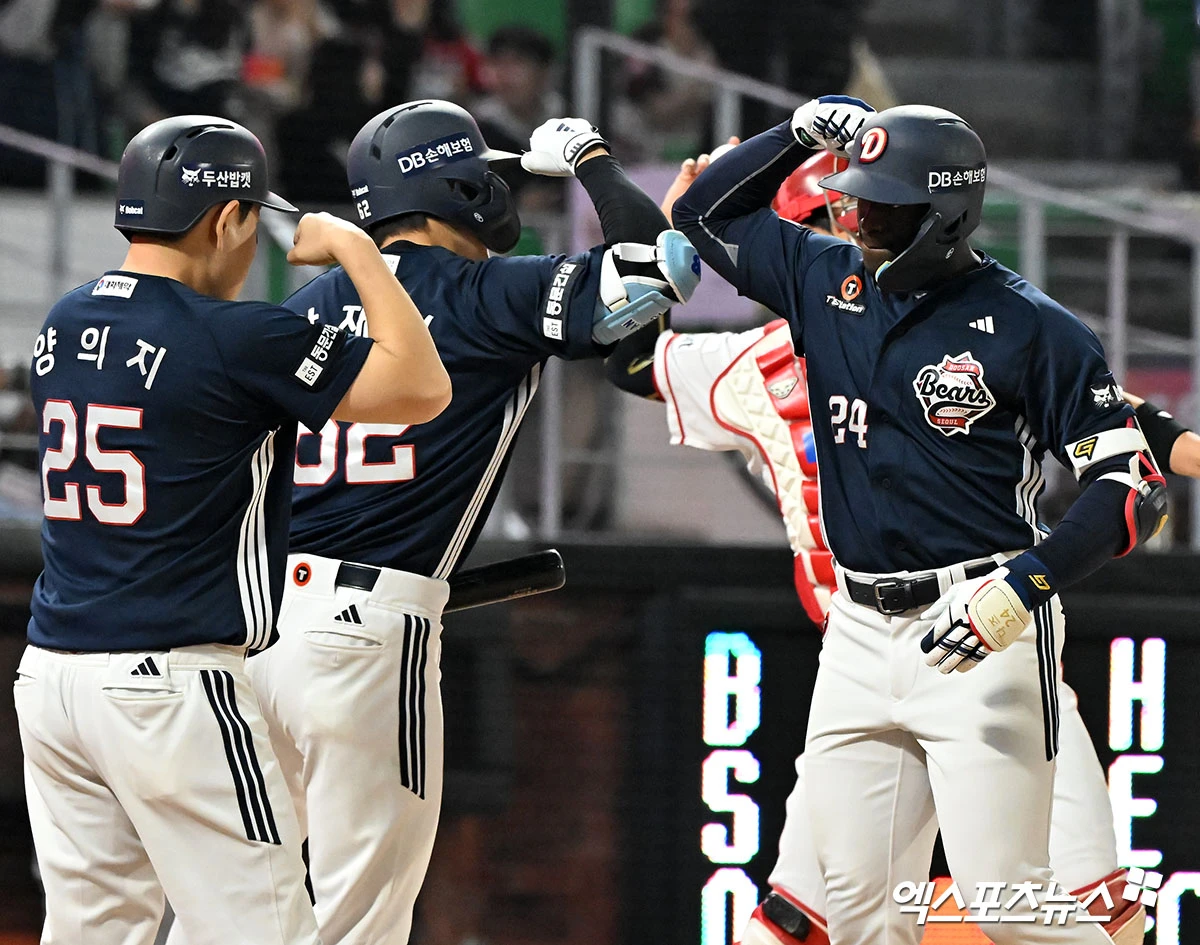 두산 베어스로 트레이드 이적한 외야수 손아섭이 합류 첫날 선발 출전해 멀티 출루에 이어 시즌 마수걸이 포까지 쏘아 올렸다. 손아섭은 14일 인천 문학SSG랜더스필드에서 열린 2026 신한 SOL뱅크 KBO리그 SSG 랜더스전에 2번 지명타자로 선발 출전했다. 손아섭은 1회초 무사 1루 상황에서 상대 선발 투수 타케다와 맞붙어 볼 4개를 골라 첫 출루했다. 3회초 두 번째 타석에서도 타케다에게 볼넷을 얻어 멀티 출루 경기에 성공했다. 이어 상대 폭투로 2루 진루에 성공한 손아섭은 박준순의 중전 적시타 때 역전 득점까지 기록했다. 4회초 1사 2루 기회에선 박시후의 초구 131km/h 슬라이더를 통타해 비거리 125m짜리 우중월 2점 홈런을 날려 8-2로 점수 차를 벌렸다. 인천, 김한준 기자