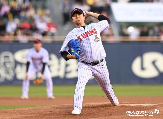 LG는 14일 서울 잠실야구장에서 열린 롯데 자이언츠와 2026 신한 SOL Bank KBO 리그 정규시즌 홈경기에서 2-1로 승리를 거뒀다. LG는 지난 4일 고척 키움 히어로즈전부터 8연승 행진을 이어가게 됐다. 시즌 10승 고지에 선착한 LG는 1위 자리를 지키고 있다. LG 선발 송승기는 6이닝 3피안타 1사사구 5탈삼진 무실점을 기록했다. 불펜이 실점을 기록하며 선발승은 무산됐지만, 시즌 평균자책점을 0.96에서 0.59로 낮췄다. 타석에서는 3번 오스틴 딘이 결승 솔로포 포함 4타수 3안타 1타점 2득점을 기록하며 공격을 이끌었다. 엑스포츠뉴스DB