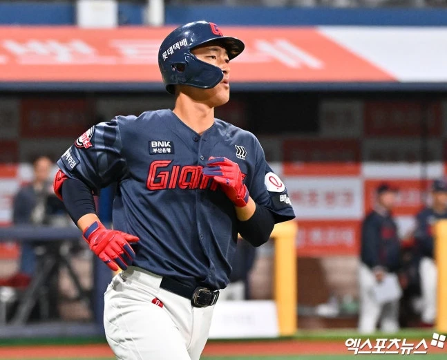 LG는 14일 서울 잠실야구장에서 열린 롯데 자이언츠와 2026 신한 SOL Bank KBO 리그 정규시즌 홈경기에서 2-1로 승리를 거뒀다. LG는 지난 4일 고척 키움 히어로즈전부터 8연승 행진을 이어가게 됐다. 시즌 10승 고지에 선착한 LG는 1위 자리를 지키고 있다. 롯데는 3연승을 달리다가 2연패로 돌아섰다. 롯데 자이언츠