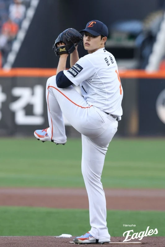 박진만 감독이 이끄는 삼성 라이온즈가 경기 초반 5-0의 열세를 뒤집고 파죽의 4연승을 질주했다. KBO리그 역대 정규시즌 한 경기 최다 4사구 신기록도 수립했다. 삼성은 14일 대전 한화생명 볼파크에서 열린 2026 신한 SOL KBO리그 한화 이글스와의 팀 간 1차전에서 6-5로 이기고 최근 4연승을 달렸다. 삼성은 선발투수 최원태(사진)가 4⅔이닝 8피안타 3볼넷 2탈삼진 4실점으로 난조를 보였지만, 불펜진이 추가 실점을 최소화 하면서 역전승의 발판을 놨다. 한화는 7~9회에 6실점하면서 믿을 수 없는 패배를 당했다. 최근 4연패 늪에 빠졌다. 엑스포츠뉴스 DB