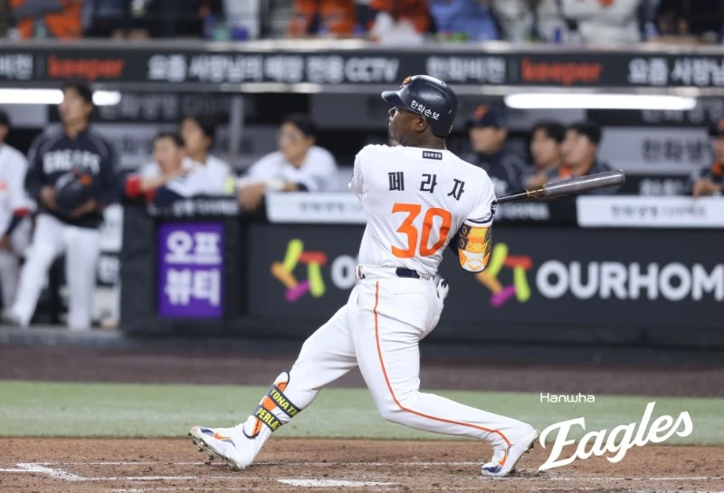 한화 이글스 외국인 타자 요나단 페라자가 14일 대전 한화생명 볼파크에서 열린 2026 신한 SOL KBO리그 삼성 라이온즈와의 팀 간 1차전에서 1회말 선제 1타점 2루타를 기록했다. 사진 한화 이글스