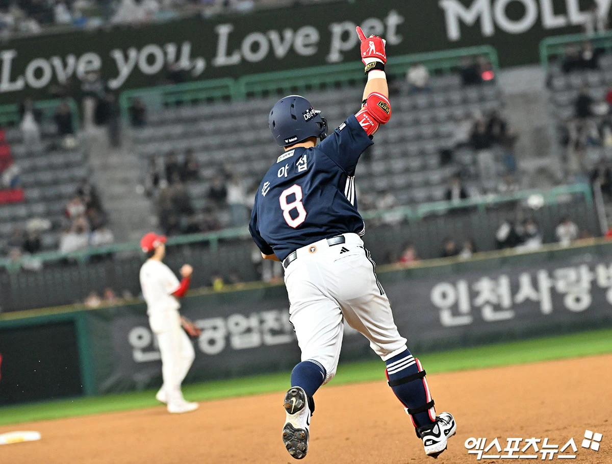 두산 베어스로 트레이드 이적한 외야수 손아섭이 합류 첫날 선발 출전해 멀티 출루에 이어 시즌 마수걸이 포까지 쏘아 올렸다. 손아섭은 14일 인천 문학SSG랜더스필드에서 열린 2026 신한 SOL뱅크 KBO리그 SSG 랜더스전에 2번 지명타자로 선발 출전했다. 손아섭은 1회초 무사 1루 상황에서 상대 선발 투수 타케다와 맞붙어 볼 4개를 골라 첫 출루했다. 3회초 두 번째 타석에서도 타케다에게 볼넷을 얻어 멀티 출루 경기에 성공했다. 이어 상대 폭투로 2루 진루에 성공한 손아섭은 박준순의 중전 적시타 때 역전 득점까지 기록했다. 4회초 1사 2루 기회에선 박시후의 초구 131km/h 슬라이더를 통타해 비거리 125m짜리 우중월 2점 홈런을 날려 8-2로 점수 차를 벌렸다. 인천, 김한준 기자