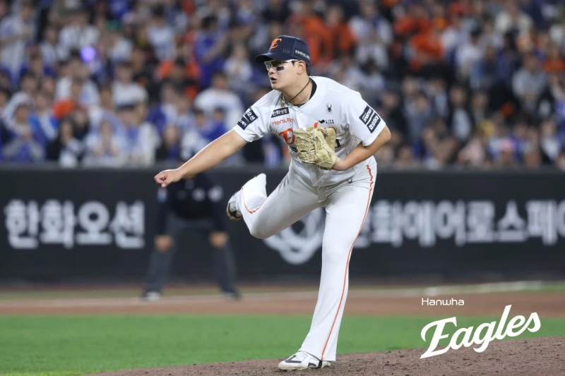 박진만 감독이 이끄는 삼성 라이온즈가 경기 초반 5-0의 열세를 뒤집고 파죽의 4연승을 질주했다. KBO리그 역대 정규시즌 한 경기 최다 4사구 신기록도 수립했다. 삼성은 14일 대전 한화생명 볼파크에서 열린 2026 신한 SOL KBO리그 한화 이글스와의 팀 간 1차전에서 6-5로 이기고 최근 4연승을 달렸다. 삼성은 선발투수 최원태(사진)가 4⅔이닝 8피안타 3볼넷 2탈삼진 4실점으로 난조를 보였지만, 불펜진이 추가 실점을 최소화 하면서 역전승의 발판을 놨다. 한화는 7~9회에 6실점하면서 믿을 수 없는 패배를 당했다. 특히 마무리 김서현(사진)이 8~9회 볼넷을 남발하면서 무너졌다. 한화 이글스