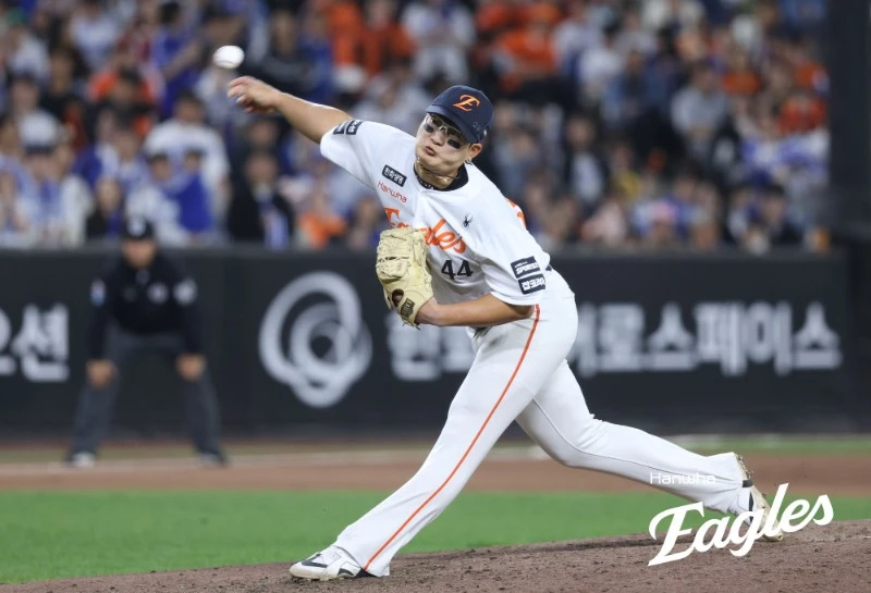 박진만 감독이 이끄는 삼성 라이온즈가 경기 초반 5-0의 열세를 뒤집고 파죽의 4연승을 질주했다. KBO리그 역대 정규시즌 한 경기 최다 4사구 신기록도 수립했다. 삼성은 14일 대전 한화생명 볼파크에서 열린 2026 신한 SOL KBO리그 한화 이글스와의 팀 간 1차전에서 6-5로 이기고 최근 4연승을 달렸다. 삼성은 선발투수 최원태가 4⅔이닝 8피안타 3볼넷 2탈삼진 4실점으로 난조를 보였지만, 불펜진이 추가 실점을 최소화 하면서 역전승의 발판을 놨다. 한화는 7~9회에 6실점하면서 믿을 수 없는 패배를 당했다. 최근 4연패 늪에 빠졌다. 한화 이글스