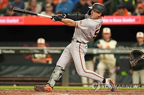 샌프란시스코 자이언츠의 이정후가 첫 두 타석에서 안타와 2루타를 연달아 기록하며 공격의 물꼬를 트는 데 성공했다. 이정후는 15일(한국시간) 신시내티 레즈의 2026시즌 미국 메이저리그(MLB) 정규시즌 맞대결에 6번 타자 우익수로 선발 출전했다. 2회초 1사 주자 없는 상황에서 첫 타석에 들어선 이정후는 2볼 1스트라이크 상황에서 상대 선발 브레디 싱어의 4구째 바깥쪽 시속 146km/h 싱커를 밀어쳐 3루수와 유격수 사이를 뚫고 지나가는 안타를 만들어냈다. 4회 두 번째 타석에선 8구 승부 끝에 풀카운트에서 몸쪽 146km/h 싱커를 정확히 받아쳐 우측 구석을 찌르는 2루타를 생산해냈다. 다만 이번에도 후속타 불발로 홈을 밟지는 못했다. 연합뉴스