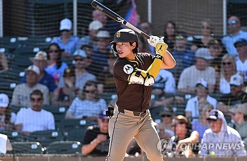 샌디에이고 파드리스 산하 마이너리그(트리플A) 구단 엘패소 치와와스 소속 송성문이 무안타로 돌아서며 존재감을 드러내지 못했다. 엘패소는 15일 미국 텍사스주 라운드록의 델 다이아몬드에서 열린 라운드록 익스프레스(텍사스 레인저스 산하 트리플A)와의 2026시즌 트리플A 퍼시픽코스트리그(PCL) 원정경기에서 4-6으로 패했다. 이날 경기에서 가장 큰 아쉬움을 남긴 것은 송성문의 방망이였다. 이날 그는 선발 라인업에 3번 타자 3루수로 이름을 올렸지만 3타수 무안타로 침묵했다. 송성문은 지난해 겨울 당한 내복사근 부상 여파로 지난달 28일부터 마이너리그에서 재활 경기를 이어가고 있으며, 재활 배정 가능 기간은 최대 20일로 제한된다. 16일 이후 구단이 부상자 명단(IL)에서 그를 복귀시켜 곧바로 메이저리그로 올릴지, 아니면 마이너리그 옵션을 활용해 트리플A에 남길지를 결정해야 하는 상황이다.