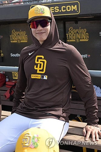 샌디에이고 파드리스 산하 마이너리그(트리플A) 구단 엘패소 치와와스 소속 송성문이 무안타로 돌아서며 존재감을 드러내지 못했다. 엘패소는 15일 미국 텍사스주 라운드록의 델 다이아몬드에서 열린 라운드록 익스프레스(텍사스 레인저스 산하 트리플A)와의 2026시즌 트리플A 퍼시픽코스트리그(PCL) 원정경기에서 4-6으로 패했다. 이날 경기에서 가장 큰 아쉬움을 남긴 것은 송성문의 방망이였다. 이날 그는 선발 라인업에 3번 타자 3루수로 이름을 올렸지만 3타수 무안타로 침묵했다. 송성문은 지난해 겨울 당한 내복사근 부상 여파로 지난달 28일부터 마이너리그에서 재활 경기를 이어가고 있으며, 재활 배정 가능 기간은 최대 20일로 제한된다. 16일 이후 구단이 부상자 명단(IL)에서 그를 복귀시켜 곧바로 메이저리그로 올릴지, 아니면 마이너리그 옵션을 활용해 트리플A에 남길지를 결정해야 하는 상황이다.