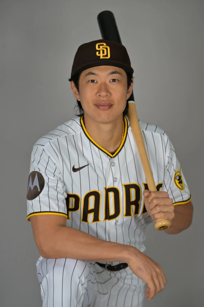 샌디에이고 파드리스 산하 마이너리그(트리플A) 구단 엘패소 치와와스 소속 송성문이 무안타로 돌아서며 존재감을 드러내지 못했다. 엘패소는 15일 미국 텍사스주 라운드록의 델 다이아몬드에서 열린 라운드록 익스프레스(텍사스 레인저스 산하 트리플A)와의 2026시즌 트리플A 퍼시픽코스트리그(PCL) 원정경기에서 4-6으로 패했다. 이날 경기에서 가장 큰 아쉬움을 남긴 것은 송성문의 방망이였다. 이날 그는 선발 라인업에 3번 타자 3루수로 이름을 올렸지만 3타수 무안타로 침묵했다. 송성문은 지난해 겨울 당한 내복사근 부상 여파로 지난달 28일부터 마이너리그에서 재활 경기를 이어가고 있으며, 재활 배정 가능 기간은 최대 20일로 제한된다. 16일 이후 구단이 부상자 명단(IL)에서 그를 복귀시켜 곧바로 메이저리그로 올릴지, 아니면 마이너리그 옵션을 활용해 트리플A에 남길지를 결정해야 하는 상황이다.