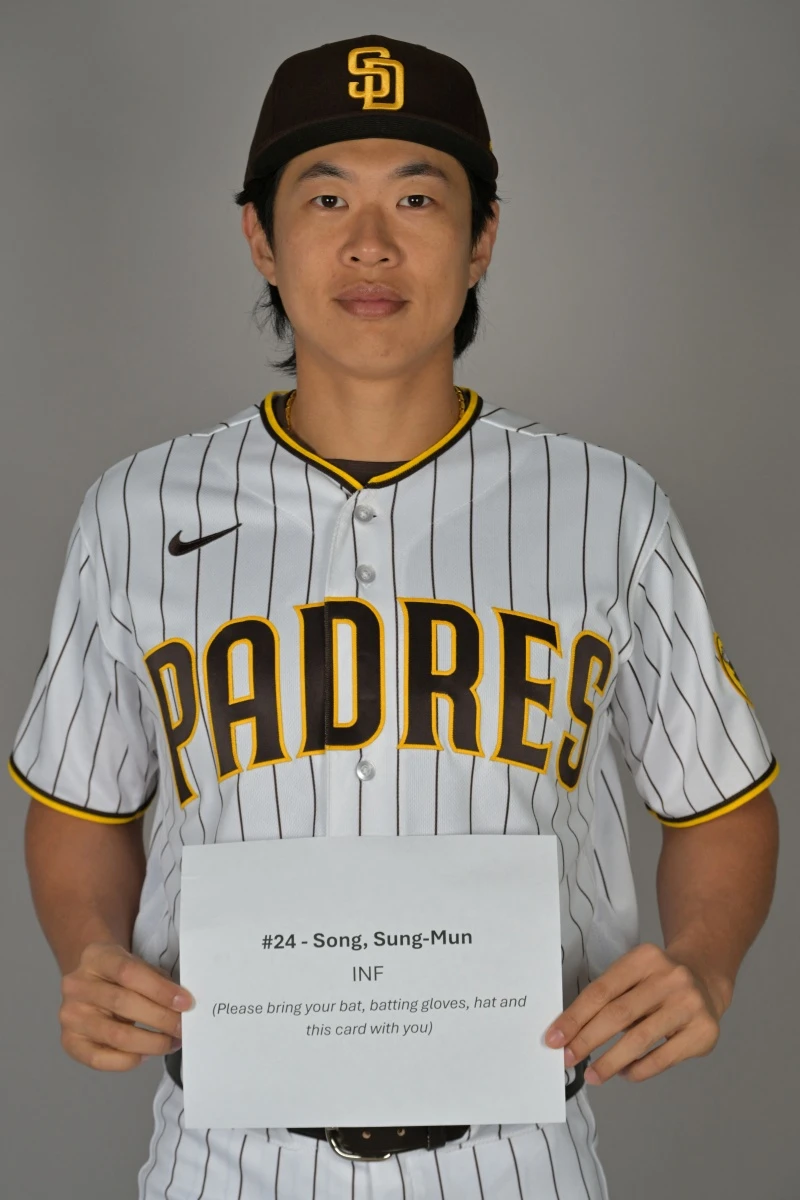 샌디에이고 파드리스 산하 마이너리그(트리플A) 구단 엘패소 치와와스 소속 송성문이 무안타로 돌아서며 존재감을 드러내지 못했다. 엘패소는 15일 미국 텍사스주 라운드록의 델 다이아몬드에서 열린 라운드록 익스프레스(텍사스 레인저스 산하 트리플A)와의 2026시즌 트리플A 퍼시픽코스트리그(PCL) 원정경기에서 4-6으로 패했다. 이날 경기에서 가장 큰 아쉬움을 남긴 것은 송성문의 방망이였다. 이날 그는 선발 라인업에 3번 타자 3루수로 이름을 올렸지만 3타수 무안타로 침묵했다. 송성문은 지난해 겨울 당한 내복사근 부상 여파로 지난달 28일부터 마이너리그에서 재활 경기를 이어가고 있으며, 재활 배정 가능 기간은 최대 20일로 제한된다. 16일 이후 구단이 부상자 명단(IL)에서 그를 복귀시켜 곧바로 메이저리그로 올릴지, 아니면 마이너리그 옵션을 활용해 트리플A에 남길지를 결정해야 하는 상황이다.