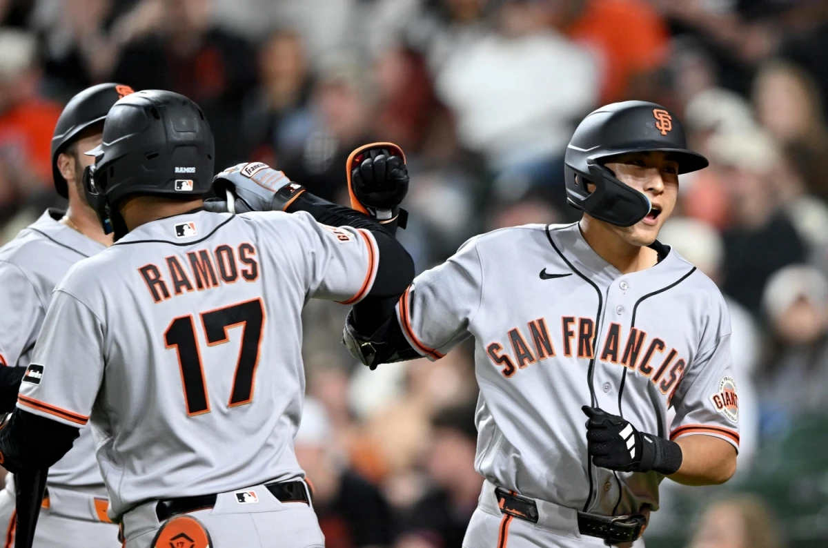 이정후는 15일 미국 오하이오주 신시내티의 그레이트 아메리칸 볼파크에서 열린 2026 미국 메이저리그(MLB) 정규시즌 신시내티 레즈와 원정경기에 6번타자 겸 우익수로 선발 출전해 4타수 2안타를 기록했다. 그는 이날 2026시즌 네 번째 멀티히트를 기록하며 타율을 0.185에서 0.207로 끌어올렸다. 2회초 1사 주자 없는 상황 첫 타석에 들어선 이정후는 2볼 1스트라이크 유리한 카운트에서 싱어의 4구째 바깥쪽 싱커를 밀어 쳐 3·유 간을 빠져나가는 좌익수 앞 안타를 신고했다.  4회초 2사 주자 없는 상황에선 2루타를 터트리기도 했다. 연합뉴스