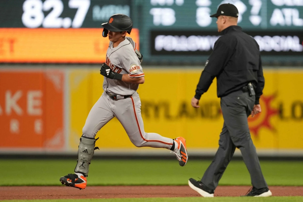 이정후는 15일 미국 오하이오주 신시내티의 그레이트 아메리칸 볼파크에서 열린 2026 미국 메이저리그(MLB) 정규시즌 신시내티 레즈와 원정경기에 6번타자 겸 우익수로 선발 출전해 4타수 2안타를 기록했다. 그는 이날 2026시즌 네 번째 멀티히트를 기록하며 타율을 0.185에서 0.207로 끌어올렸다. 2회초 1사 주자 없는 상황 첫 타석에 들어선 이정후는 2볼 1스트라이크 유리한 카운트에서 싱어의 4구째 바깥쪽 싱커를 밀어 쳐 3·유 간을 빠져나가는 좌익수 앞 안타를 신고했다.  4회초 2사 주자 없는 상황에선 2루타를 터트리기도 했다. 연합뉴스