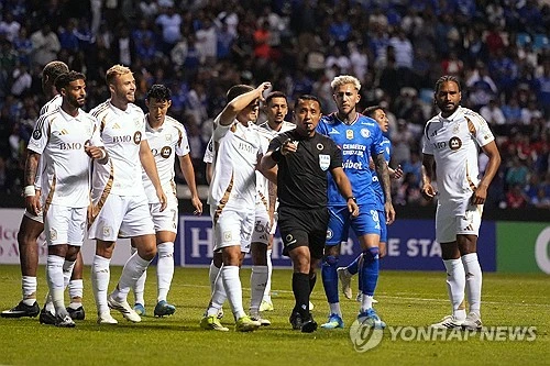 손흥민 소속팀인 미국 메이저리그사커(MLS) LAFC가 15일 멕시코 푸에블라에 있는 콰우테목 경기장에서 열린 크루스 아술(멕시코)과의 2026시즌 북중미카리브해연맹(CONCACAF) 챔피언스컵 8강 2차전에서 1-1로 비겼다. 홈 1차전에서 3-0 완승을 거둔 LAFC는 해발 2200m에 달하는 고지대 원정에서 디펜딩 챔피언 크루스 아술의 파상 공세를 한 골로 틀어 막으면서 1, 2차전 합계 4-1로 승리해 4강에 진출했다. 준결승에 진출한 LAFC는 톨루카(멕시코), LA갤럭시(미국) 맞대결 승자와 격돌한다. LAFC는 지난 2020시즌과 2023시즌 두 차례 대회 결승에 진출했지만, 모두 준우승에 머물렀다. 창단 첫 대회 우승에 도전한다. 손흥민은 이날 풀타임 소화하며 두 달 앞으로 다가온 북중미 월드컵 고지대 적응에 문제 없음을 알렸다. 연합뉴스
