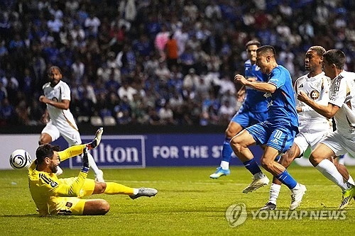 손흥민 소속팀인 미국 메이저리그사커(MLS) LAFC가 15일 멕시코 푸에블라에 있는 콰우테목 경기장에서 열린 크루스 아술(멕시코)과의 2026시즌 북중미카리브해연맹(CONCACAF) 챔피언스컵 8강 2차전에서 1-1로 비겼다. 홈 1차전에서 3-0 완승을 거둔 LAFC는 해발 2200m에 달하는 고지대 원정에서 디펜딩 챔피언 크루스 아술의 파상 공세를 한 골로 틀어 막으면서 1, 2차전 합계 4-1로 승리해 4강에 진출했다. 준결승에 진출한 LAFC는 톨루카(멕시코), LA갤럭시(미국) 맞대결 승자와 격돌한다. LAFC는 지난 2020시즌과 2023시즌 두 차례 대회 결승에 진출했지만, 모두 준우승에 머물렀다. 창단 첫 대회 우승에 도전한다. 손흥민은 이날 풀타임 소화하며 두 달 앞으로 다가온 북중미 월드컵 고지대 적응에 문제 없음을 알렸다. 연합뉴스