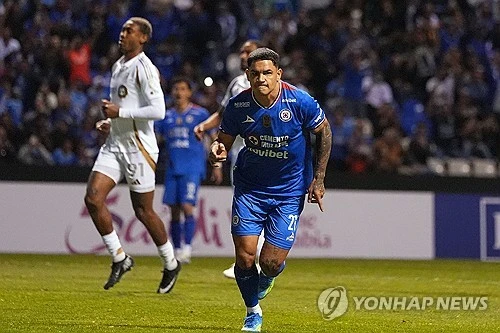 손흥민 소속팀인 미국 메이저리그사커(MLS) LAFC가 15일 멕시코 푸에블라에 있는 콰우테목 경기장에서 열린 크루스 아술(멕시코)과의 2026시즌 북중미카리브해연맹(CONCACAF) 챔피언스컵 8강 2차전에서 1-1로 비겼다. 홈 1차전에서 3-0 완승을 거둔 LAFC는 해발 2200m에 달하는 고지대 원정에서 디펜딩 챔피언 크루스 아술의 파상 공세를 한 골로 틀어 막으면서 1, 2차전 합계 4-1로 승리해 4강에 진출했다. 준결승에 진출한 LAFC는 톨루카(멕시코), LA갤럭시(미국) 맞대결 승자와 격돌한다. LAFC는 지난 2020시즌과 2023시즌 두 차례 대회 결승에 진출했지만, 모두 준우승에 머물렀다. 창단 첫 대회 우승에 도전한다. 손흥민은 이날 풀타임 소화하며 두 달 앞으로 다가온 북중미 월드컵 고지대 적응에 문제 없음을 알렸다. 연합뉴스