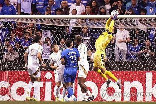 손흥민 소속팀인 미국 메이저리그사커(MLS) LAFC가 15일 멕시코 푸에블라에 있는 콰우테목 경기장에서 열린 크루스 아술(멕시코)과의 2026시즌 북중미카리브해연맹(CONCACAF) 챔피언스컵 8강 2차전에서 1-1로 비겼다. 홈 1차전에서 3-0 완승을 거둔 LAFC는 해발 2200m에 달하는 고지대 원정에서 디펜딩 챔피언 크루스 아술의 파상 공세를 한 골로 틀어 막으면서 1, 2차전 합계 4-1로 승리해 4강에 진출했다. 준결승에 진출한 LAFC는 톨루카(멕시코), LA갤럭시(미국) 맞대결 승자와 격돌한다. LAFC는 지난 2020시즌과 2023시즌 두 차례 대회 결승에 진출했지만, 모두 준우승에 머물렀다. 창단 첫 대회 우승에 도전한다. 손흥민은 이날 풀타임 소화하며 두 달 앞으로 다가온 북중미 월드컵 고지대 적응에 문제 없음을 알렸다. 연합뉴스
