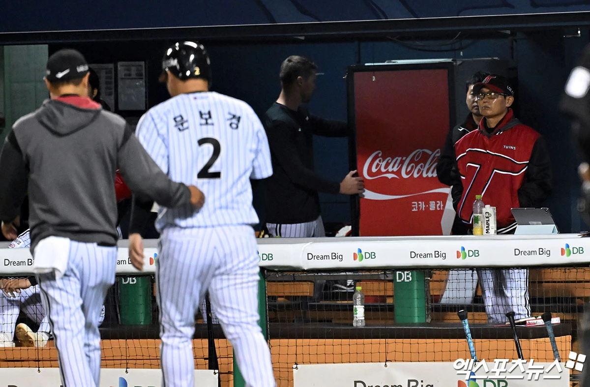 'WBC 영웅' LG 트윈스 문보경이 드디어 글러브를 낀다. LG는 15일 서울 잠실야구장에서 열리는 2026 신한 SOL Bank KBO 리그 정규시즌 롯데 자이언츠와 홈 경기 맞대결을 앞두고 선발 라인업을 발표했다. LG는 박해민(중견수)~문성주(좌익수)~오스틴 딘(지명타자)~문보경(1루수)~오지환(유격수)~구본혁(3루수)~홍창기(우익수)~박동원(포수)~신민재(2루수)로 선발 타선을 꾸렸다. 부상 여파로 수비를 소화하지 않던 문보경이 1루수로 글러브를 낀다. 대신 전날(14일) 경기 결승 홈런을 터트렸던 오스틴이 지명타자로 라인업에 이름을 올렸다. 문보경은 WBC 조별리그 일본전에서 수비 도중 옆구리를 다쳤고, 그 후유증으로 지난 14일 경기까지 지명타자로만 경기에 나섰다. 엑스포츠뉴스DB