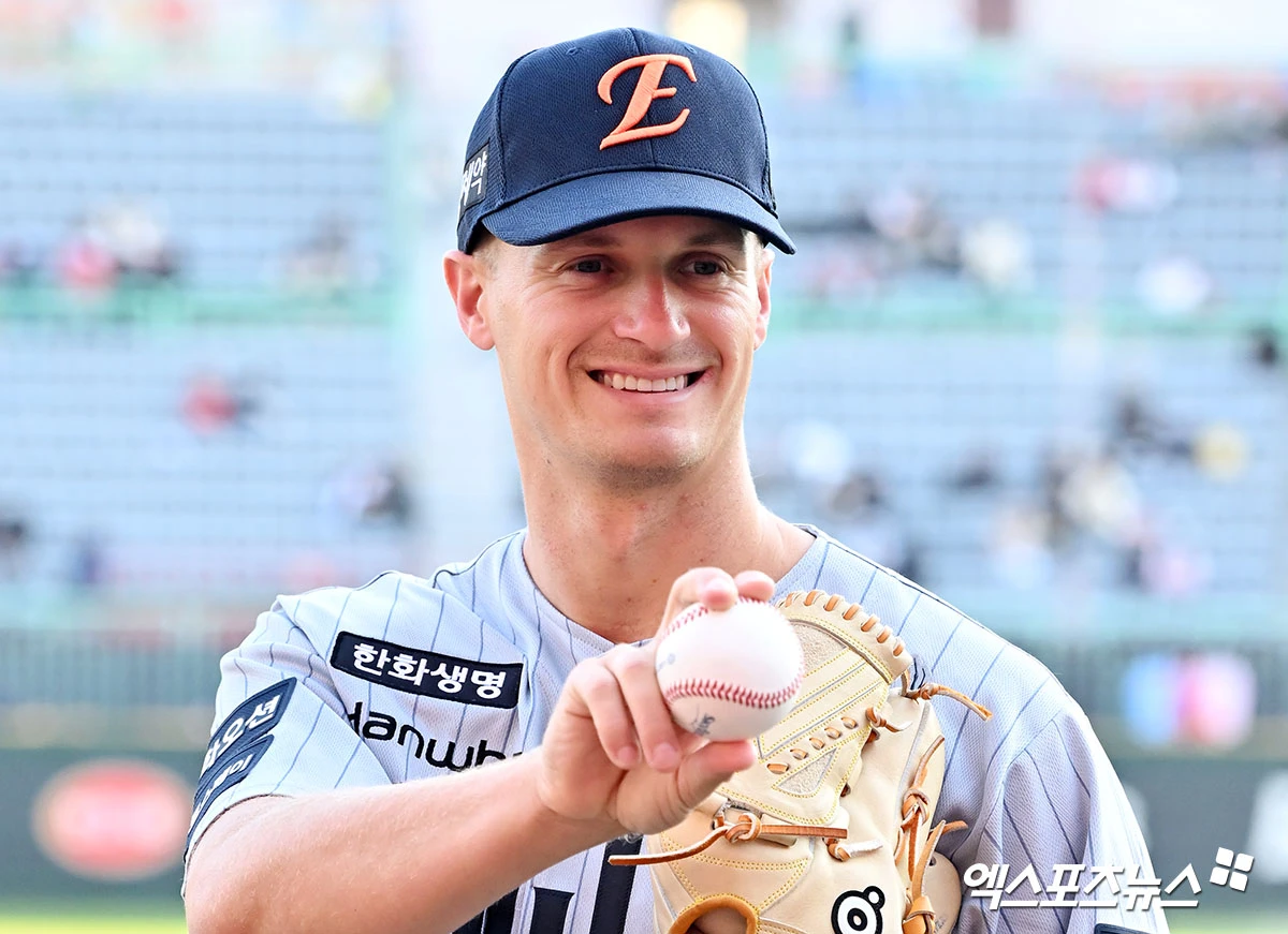 한화는 14일 대전 삼성전에서 5-1로 앞선 8회초 등판한 필승조 투수들이 나란히 컨트롤 문제로 자멸했다. 삼성에 내준 6점을 모두 밀어내기로만 기록했다. 특히 김서현의 경우 한화가 6-5로 앞선 9회초 2사 만루에서 최형우, 이해승에 볼넷을 내줘 밀어내기로 동점과 역전을 허용하는 흑역사를 썼다. 김경문 감독은 개막 후 7경기 6이닝 5탈삼진 12볼넷 평균자책점 9.00으로 컨디션이 좋지 않은 김서현의 보직을 바꾸기로 결정했다. 한화는 단기 대체 외국인 선수로 영입한 잭 쿠싱이 당분간 세이브 상황을 책임진다. 엑스포츠뉴스DB