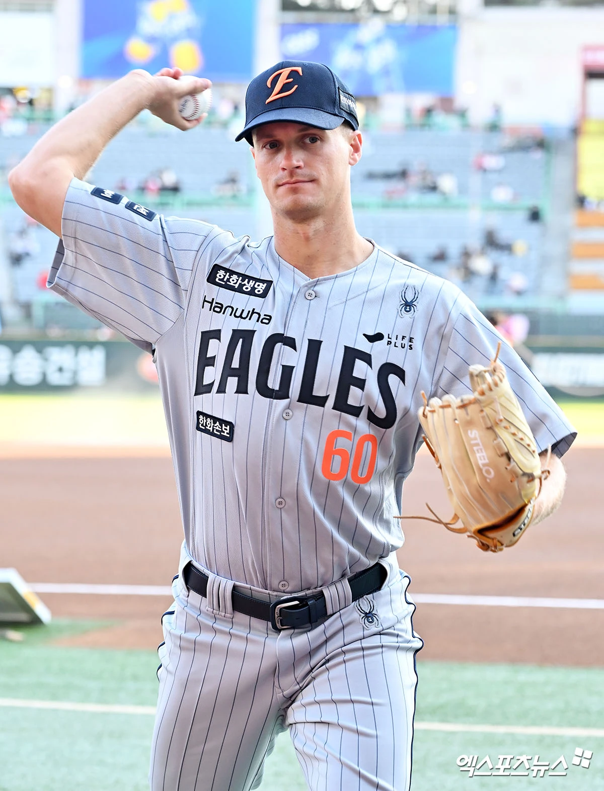 한화는 14일 대전 삼성전에서 5-1로 앞선 8회초 등판한 필승조 투수들이 나란히 컨트롤 문제로 자멸했다. 삼성에 내준 6점을 모두 밀어내기로만 기록했다. 특히 김서현의 경우 한화가 6-5로 앞선 9회초 2사 만루에서 최형우, 이해승에 볼넷을 내줘 밀어내기로 동점과 역전을 허용하는 흑역사를 썼다. 김경문 감독은 개막 후 7경기 6이닝 5탈삼진 12볼넷 평균자책점 9.00으로 컨디션이 좋지 않은 김서현의 보직을 바꾸기로 결정했다. 한화는 단기 대체 외국인 선수로 영입한 잭 쿠싱이 당분간 세이브 상황을 책임진다. 엑스포츠뉴스DB