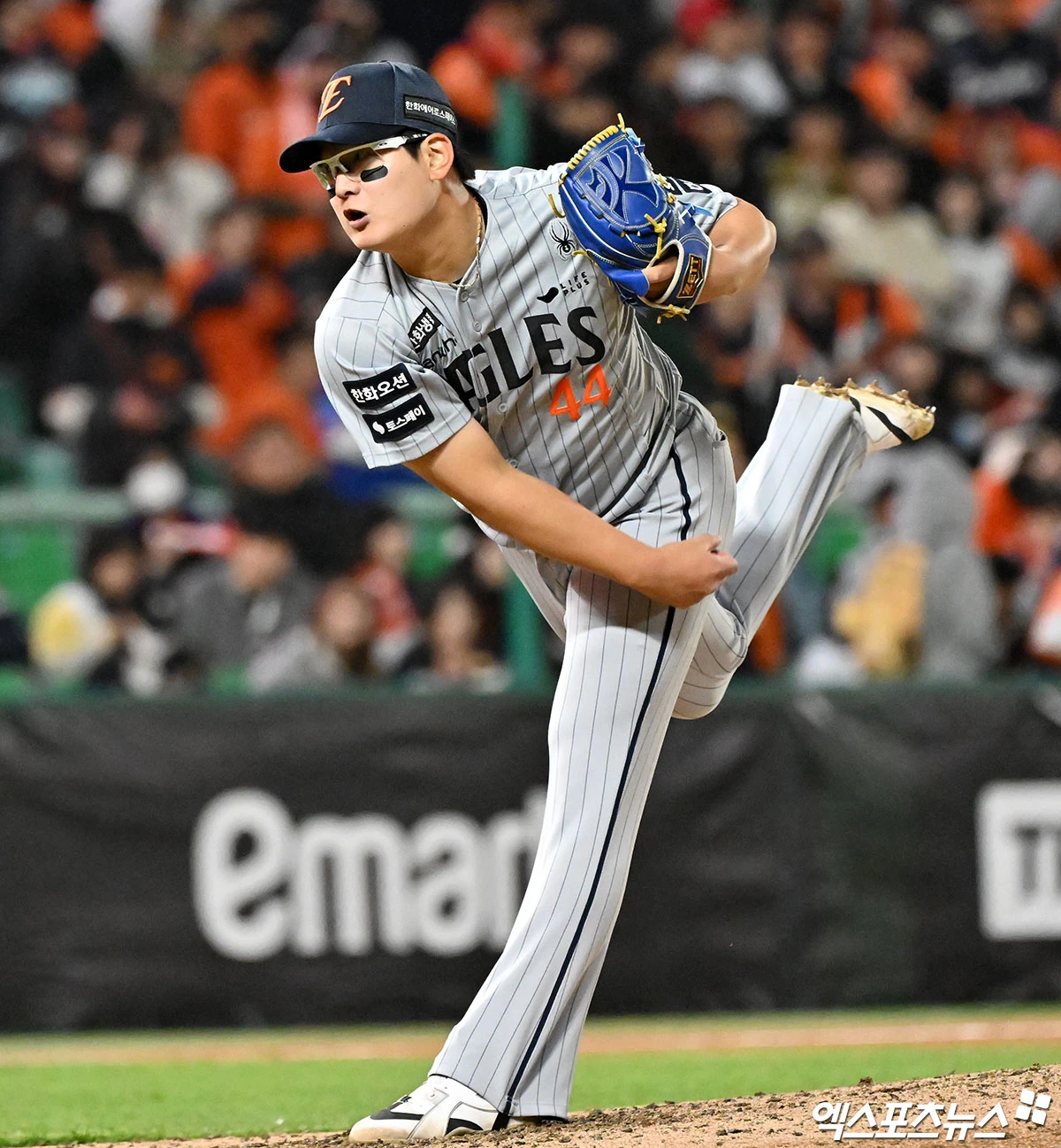 한화는 14일 대전 삼성전에서 5-1로 앞선 8회초 등판한 필승조 투수들이 나란히 컨트롤 문제로 자멸했다. 삼성에 내준 6점을 모두 밀어내기로만 기록했다. 특히 김서현의 경우 한화가 6-5로 앞선 9회초 2사 만루에서 최형우, 이해승에 볼넷을 내줘 밀어내기로 동점과 역전을 허용하는 흑역사를 썼다. 김경문 감독은 개막 후 7경기 6이닝 5탈삼진 12볼넷 평균자책점 9.00으로 컨디션이 좋지 않은 김서현의 보직을 바꾸기로 결정했다. 한화는 단기 대체 외국인 선수로 영입한 잭 쿠싱이 당분간 세이브 상황을 책임진다. 엑스포츠뉴스DB