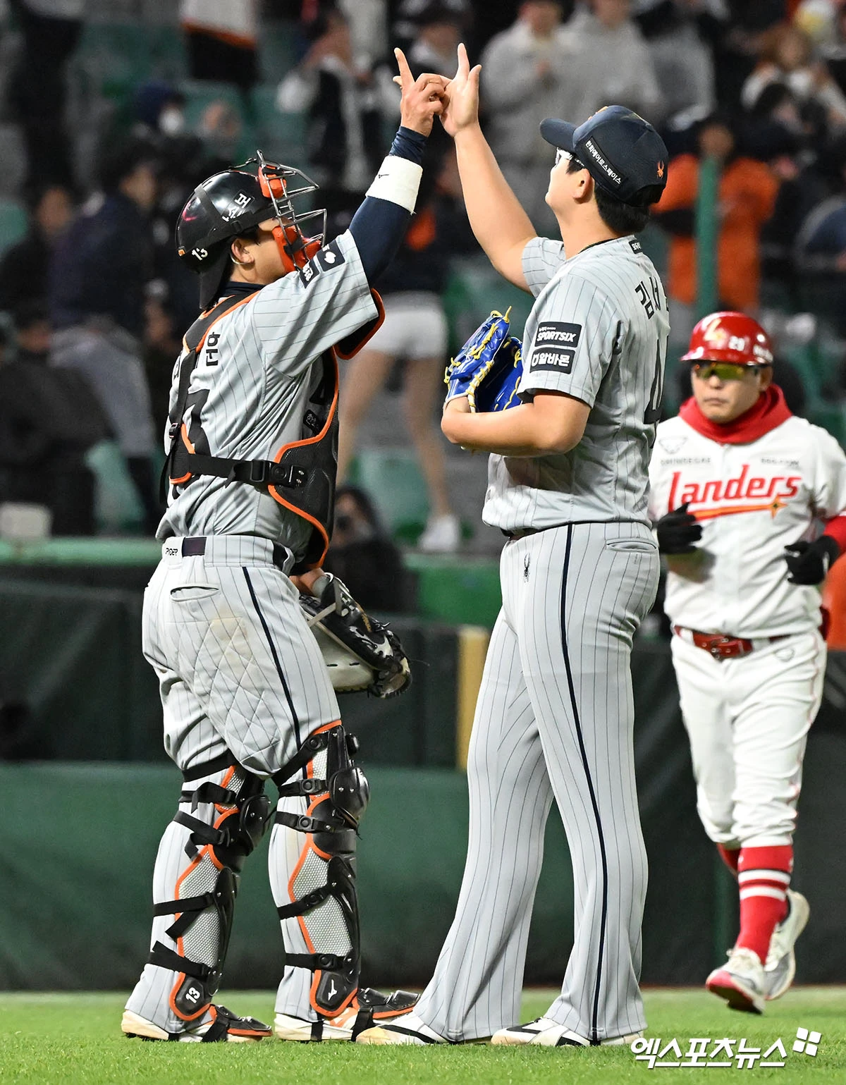 한화는 14일 대전 삼성전에서 5-1로 앞선 8회초 등판한 필승조 투수들이 나란히 컨트롤 문제로 자멸했다. 삼성에 내준 6점을 모두 밀어내기로만 기록했다. 특히 김서현의 경우 한화가 6-5로 앞선 9회초 2사 만루에서 최형우, 이해승에 볼넷을 내줘 밀어내기로 동점과 역전을 허용하는 흑역사를 썼다. 김경문 감독은 개막 후 7경기 6이닝 5탈삼진 12볼넷 평균자책점 9.00으로 컨디션이 좋지 않은 김서현의 보직을 바꾸기로 결정했다. 한화는 단기 대체 외국인 선수로 영입한 잭 쿠싱이 당분간 세이브 상황을 책임진다. 엑스포츠뉴스DB