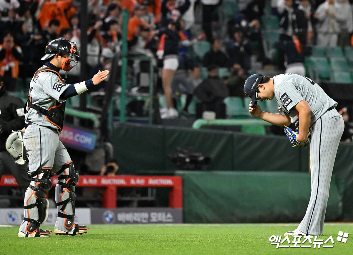 한화는 14일 대전 삼성전에서 5-1로 앞선 8회초 등판한 필승조 투수들이 나란히 컨트롤 문제로 자멸했다. 삼성에 내준 6점을 모두 밀어내기로만 기록했다. 특히 김서현의 경우 한화가 6-5로 앞선 9회초 2사 만루에서 최형우, 이해승에 볼넷을 내줘 밀어내기로 동점과 역전을 허용하는 흑역사를 썼다. 김경문 감독은 개막 후 7경기 6이닝 5탈삼진 12볼넷 평균자책점 9.00으로 컨디션이 좋지 않은 김서현의 보직을 바꾸기로 결정했다. 한화는 단기 대체 외국인 선수로 영입한 잭 쿠싱이 당분간 세이브 상황을 책임진다. 엑스포츠뉴스DB