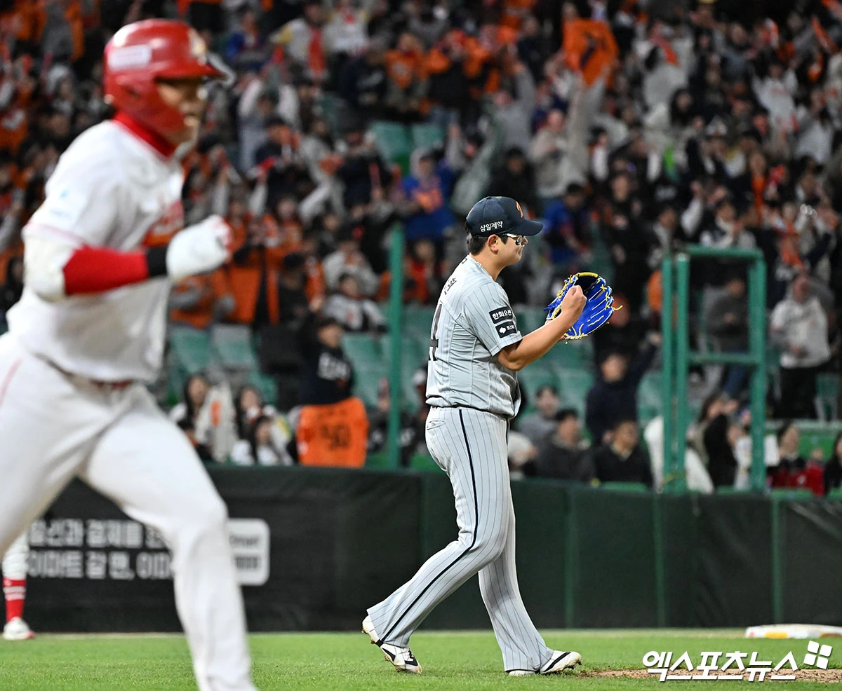 한화는 14일 대전 삼성전에서 5-1로 앞선 8회초 등판한 필승조 투수들이 나란히 컨트롤 문제로 자멸했다. 삼성에 내준 6점을 모두 밀어내기로만 기록했다. 특히 김서현의 경우 한화가 6-5로 앞선 9회초 2사 만루에서 최형우, 이해승에 볼넷을 내줘 밀어내기로 동점과 역전을 허용하는 흑역사를 썼다. 김경문 감독은 개막 후 7경기 6이닝 5탈삼진 12볼넷 평균자책점 9.00으로 컨디션이 좋지 않은 김서현의 보직을 바꾸기로 결정했다. 한화는 단기 대체 외국인 선수로 영입한 잭 쿠싱이 당분간 세이브 상황을 책임진다. 엑스포츠뉴스DB