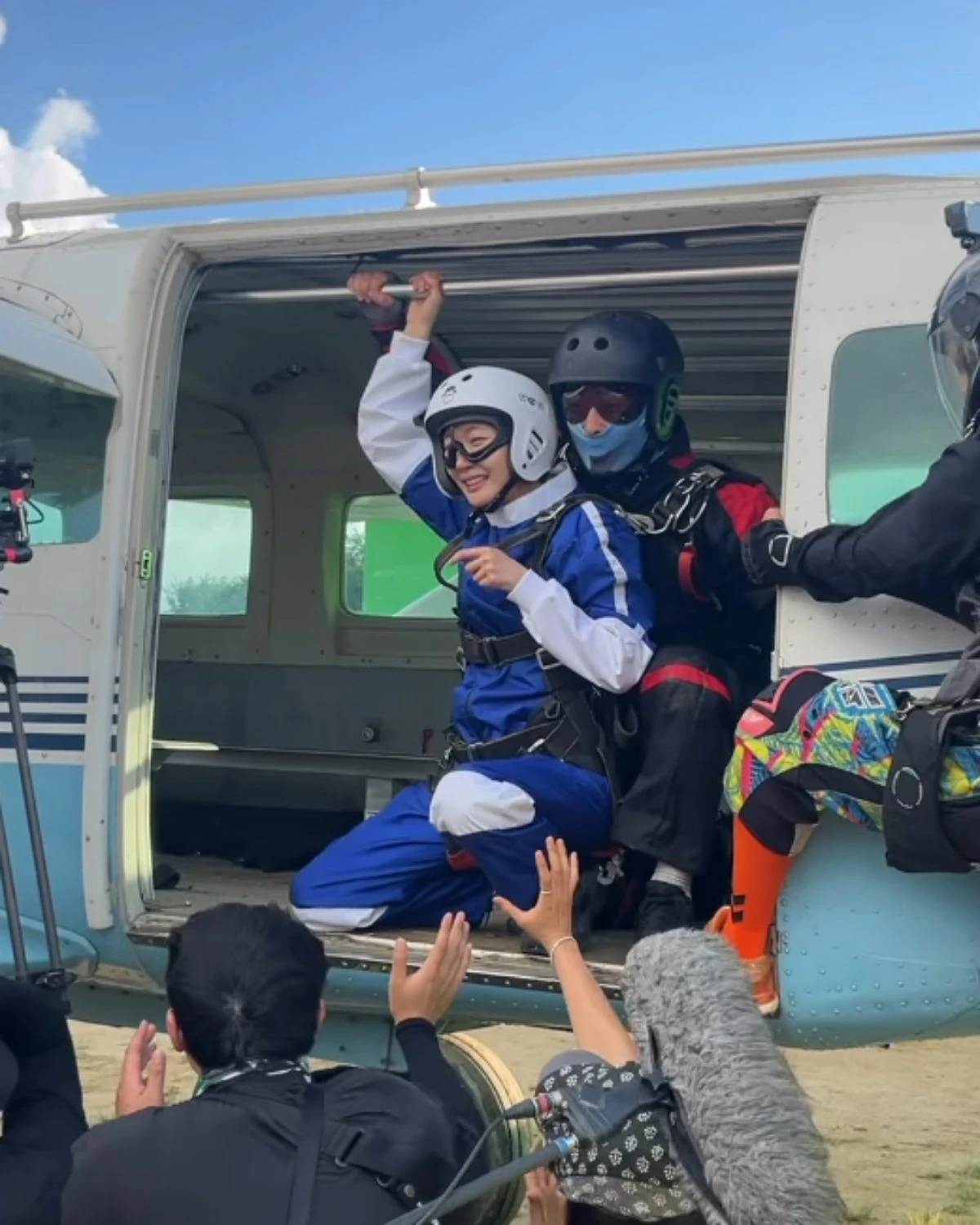 사진 = 김고은 계정, 스카이다이빙 바하인드