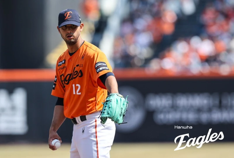 한화 이글스 외인투수 윌켈 에르난데스가 KBO리그 입성 후 최악의 투구를 펼쳤다. 에르난데스는 15일 대전 한화생명볼파크에서 열린 삼성 라이온즈와 홈 경기에서 선발 등판했으나 ⅓이닝 7피안타 2볼넷 1탈삼진 7실점으로 최악의 투구를 선보였다. 올해 100만 달러 계약을 맺고 한화에 입단한 베네수엘라 출신 에르난데스는 지난해 투수 4관왕(다승·평균자책점·탈삼진·승률 1위)과 리그 최우수선수(MVP)를 석권한 코디 폰세 뒤를 이을 것으로 기대 모았으나 성적은 정반대다. 에르난데스가 1이닝도 던지지 못한 건 한화 입단 후 4경기 만에 처음이다. 그의 평균자책점은 6.00에서 9.98로 치솟았다. 한화 이글스