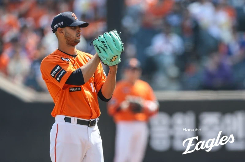 한화 이글스 외인투수 윌켈 에르난데스가 KBO리그 입성 후 최악의 투구를 펼쳤다. 에르난데스는 15일 대전 한화생명볼파크에서 열린 삼성 라이온즈와 홈 경기에서 선발 등판했으나 ⅓이닝 7피안타 2볼넷 1탈삼진 7실점으로 최악의 투구를 선보였다. 올해 100만 달러 계약을 맺고 한화에 입단한 베네수엘라 출신 에르난데스는 지난해 투수 4관왕(다승·평균자책점·탈삼진·승률 1위)과 리그 최우수선수(MVP)를 석권한 코디 폰세 뒤를 이을 것으로 기대 모았으나 성적은 정반대다. 에르난데스가 1이닝도 던지지 못한 건 한화 입단 후 4경기 만에 처음이다. 그의 평균자책점은 6.00에서 9.98로 치솟았다. 한화 이글스