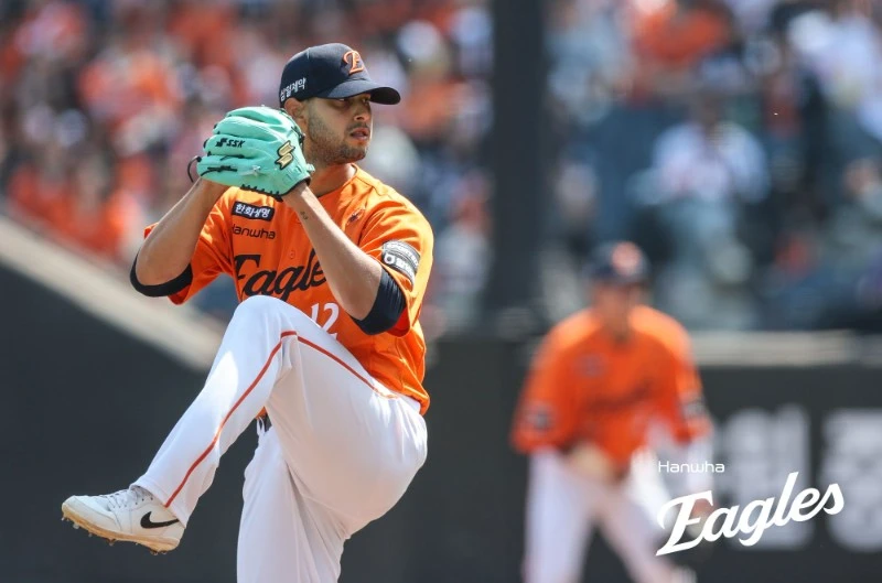 한화 이글스 외인투수 윌켈 에르난데스가 KBO리그 입성 후 최악의 투구를 펼쳤다. 에르난데스는 15일 대전 한화생명볼파크에서 열린 삼성 라이온즈와 홈 경기에서 선발 등판했으나 ⅓이닝 7피안타 2볼넷 1탈삼진 7실점으로 최악의 투구를 선보였다. 올해 100만 달러 계약을 맺고 한화에 입단한 베네수엘라 출신 에르난데스는 지난해 투수 4관왕(다승·평균자책점·탈삼진·승률 1위)과 리그 최우수선수(MVP)를 석권한 코디 폰세 뒤를 이을 것으로 기대 모았으나 성적은 정반대다. 에르난데스가 1이닝도 던지지 못한 건 한화 입단 후 4경기 만에 처음이다. 그의 평균자책점은 6.00에서 9.98로 치솟았다. 한화 이글스