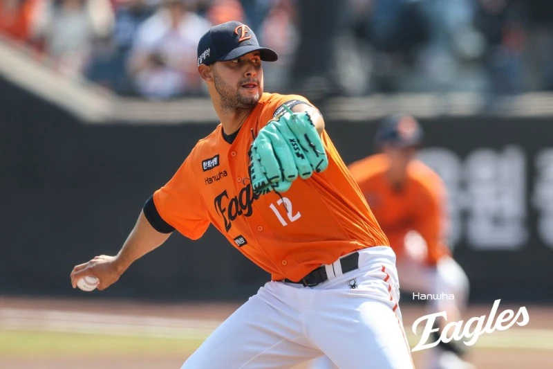 한화 이글스 외인투수 윌켈 에르난데스가 KBO리그 입성 후 최악의 투구를 펼쳤다. 에르난데스는 15일 대전 한화생명볼파크에서 열린 삼성 라이온즈와 홈 경기에서 선발 등판했으나 ⅓이닝 7피안타 2볼넷 1탈삼진 7실점으로 최악의 투구를 선보였다. 올해 100만 달러 계약을 맺고 한화에 입단한 베네수엘라 출신 에르난데스는 지난해 투수 4관왕(다승·평균자책점·탈삼진·승률 1위)과 리그 최우수선수(MVP)를 석권한 코디 폰세 뒤를 이을 것으로 기대 모았으나 성적은 정반대다. 에르난데스가 1이닝도 던지지 못한 건 한화 입단 후 4경기 만에 처음이다. 그의 평균자책점은 6.00에서 9.98로 치솟았다. 한화 이글스