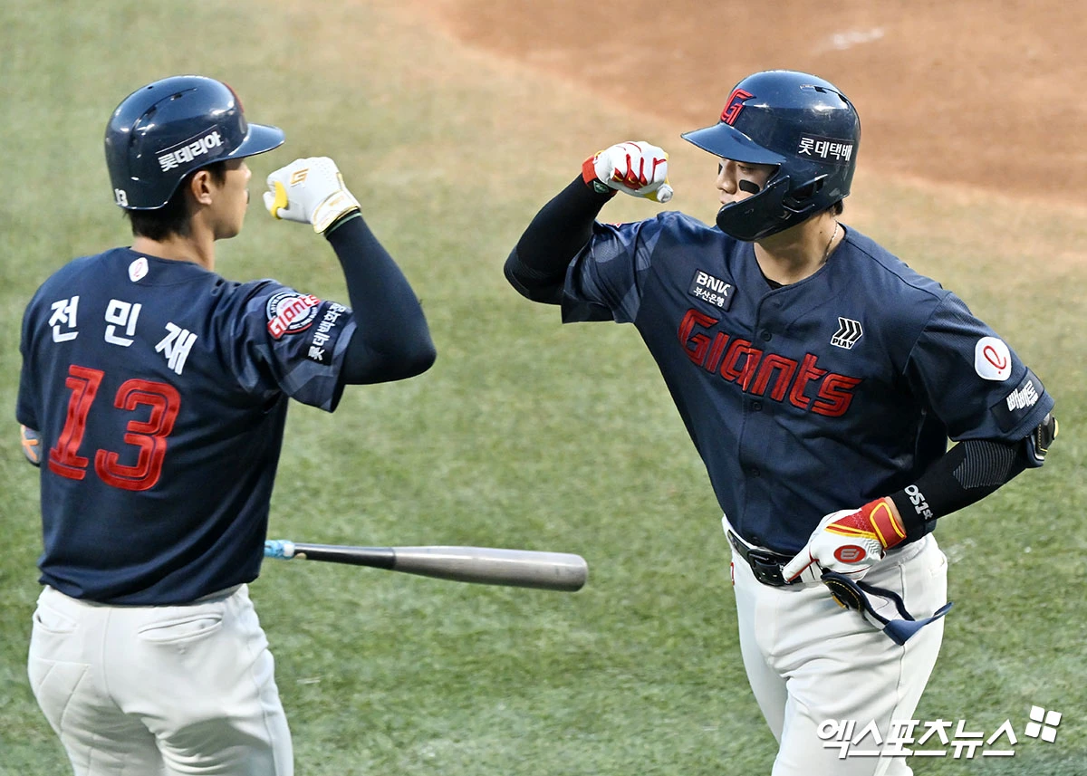 15일 오후 서울 송파구 잠실야구장에서 열린 '2026 신한 SOL Bank KBO리그' 롯데 자이언츠와 LG 트윈스의 경기, 3회초 1사 롯데 손성빈이 솔로 홈런을 날린 후 기뻐하고 있다. 잠실, 김한준 기자