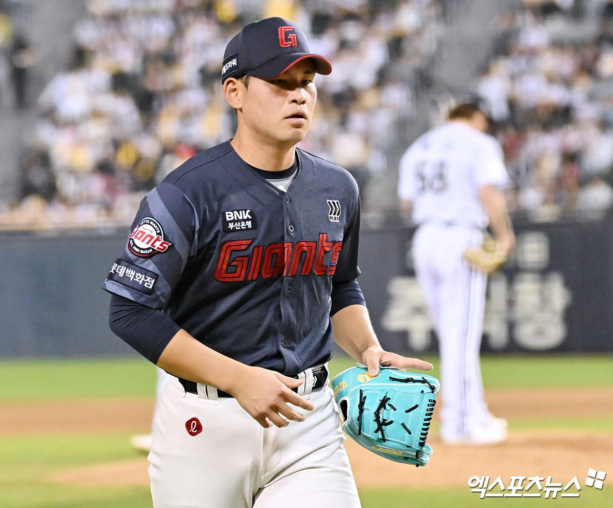 15일 오후 서울 송파구 잠실야구장에서 열린 '2026 신한 SOL Bank KBO리그' 롯데 자이언츠와 LG 트윈스의 경기, 4회말 수비를 마친 롯데 김진욱이 더그아웃으로 향하고 있다. 잠실, 김한준 기자