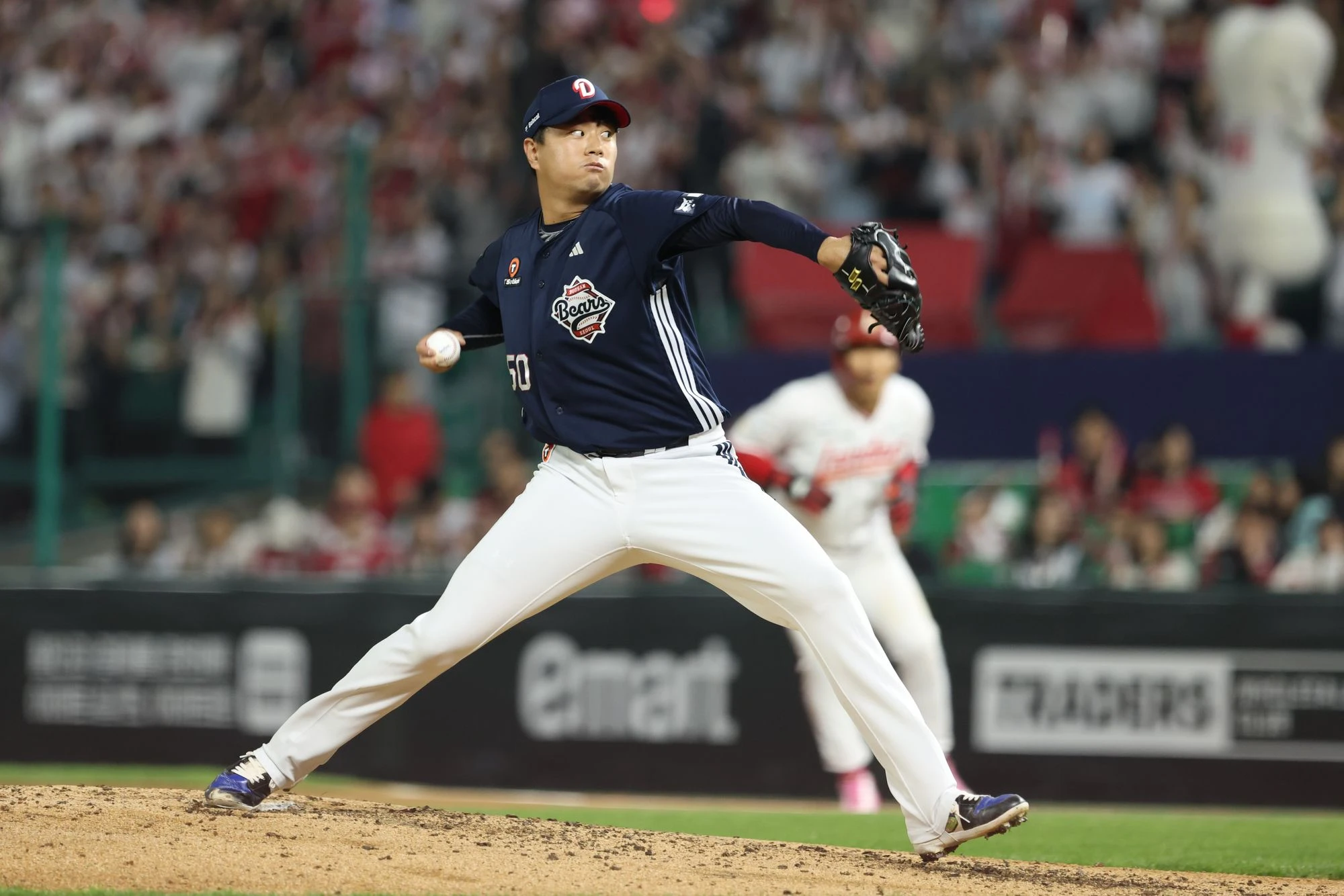 두산 베어스 투수 이영하가 선발 복귀전에서 고질적인 제구 난조 속에 아쉬움을 남겼다. 이영하는 15일 인천 SSG랜더스필드에서 열린 2026 신한 SOL뱅크 KBO리그 SSG 랜더스전에 선발 등판해 3이닝 5피안타 7탈삼진 3볼넷 3실점을 기록했다. 1회부터 불안한 흐름을 보였다. 이영하는 1회말 선두타자 박성한에게 스트레이트 볼넷을 내준 뒤 최정에게 좌익선상 2루타를 맞아 1사 2, 3루 위기에 처했다. 이영하는 김재환을 루킹 삼진으로 잡고 한숨을 돌렸다. 하지만, 이영하는 고명준에게 비거리 130m짜리 좌월 3점 홈런을 맞고 선제 실점을 허용했다. 3회에도 기예르모 에레디아에 안타를 맞고 폭투까지 허용하는 등 불안했다. 두산 베어스