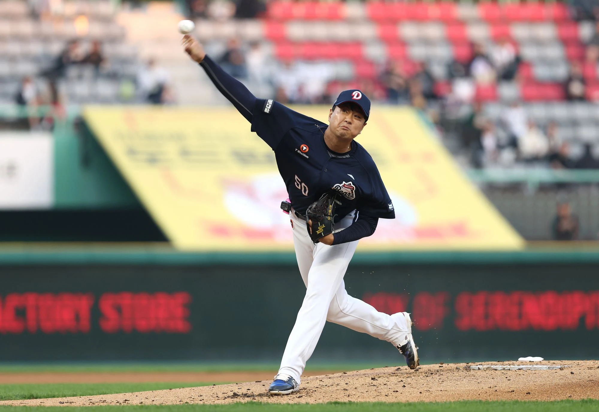 두산 베어스 투수 이영하가 선발 복귀전에서 고질적인 제구 난조 속에 아쉬움을 남겼다. 이영하는 15일 인천 SSG랜더스필드에서 열린 2026 신한 SOL뱅크 KBO리그 SSG 랜더스전에 선발 등판해 3이닝 5피안타 7탈삼진 3볼넷 3실점을 기록했다. 1회부터 불안한 흐름을 보였다. 이영하는 1회말 선두타자 박성한에게 스트레이트 볼넷을 내준 뒤 최정에게 좌익선상 2루타를 맞아 1사 2, 3루 위기에 처했다. 이영하는 김재환을 루킹 삼진으로 잡고 한숨을 돌렸다. 하지만, 이영하는 고명준에게 비거리 130m짜리 좌월 3점 홈런을 맞고 선제 실점을 허용했다. 3회에도 기예르모 에레디아에 안타를 맞고 폭투까지 허용하는 등 불안했다. 두산 베어스