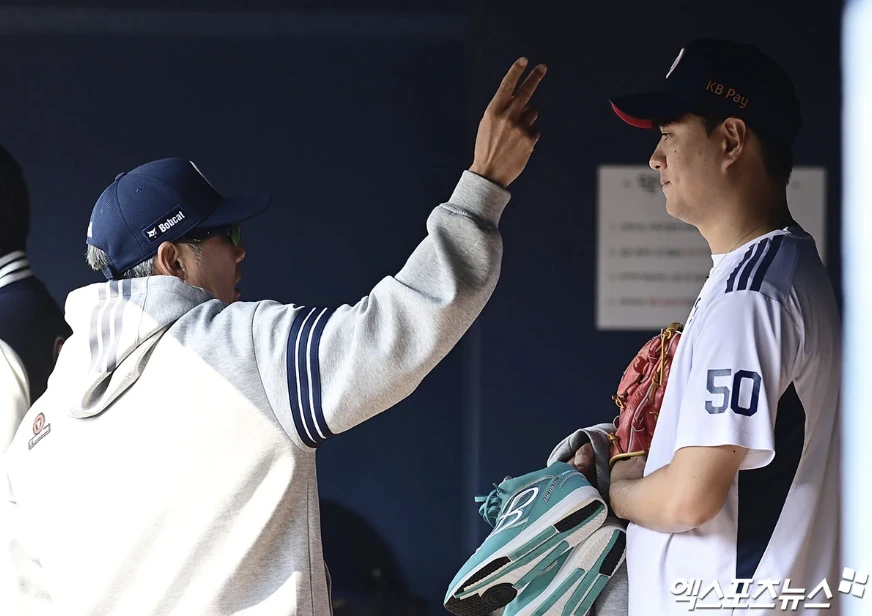 두산 베어스 투수 이영하가 선발 복귀전에서 고질적인 제구 난조 속에 아쉬움을 남겼다. 이영하는 15일 인천 SSG랜더스필드에서 열린 2026 신한 SOL뱅크 KBO리그 SSG 랜더스전에 선발 등판해 3이닝 5피안타 7탈삼진 3볼넷 3실점을 기록했다. 1회부터 불안한 흐름을 보였다. 이영하는 1회말 선두타자 박성한에게 스트레이트 볼넷을 내준 뒤 최정에게 좌익선상 2루타를 맞아 1사 2, 3루 위기에 처했다. 이영하는 김재환을 루킹 삼진으로 잡고 한숨을 돌렸다. 하지만, 이영하는 고명준에게 비거리 130m짜리 좌월 3점 홈런을 맞고 선제 실점을 허용했다. 3회에도 기예르모 에레디아에 안타를 맞고 폭투까지 허용하는 등 불안했다. 엑스포츠뉴스DB